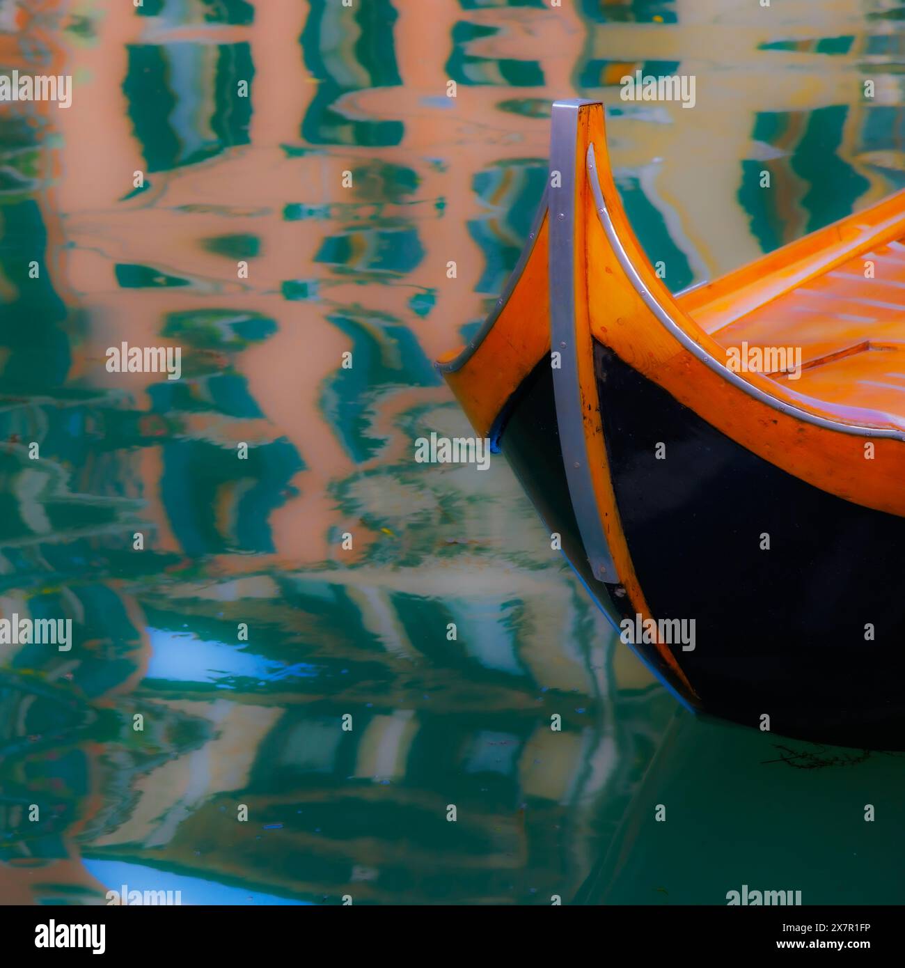 Venise, Province de Venise, région de Vénétie, Italie. Proue d'un bateau de transport à rames typique appelé caorlina. Venise est classée au patrimoine mondial de l'UNESCO. Banque D'Images