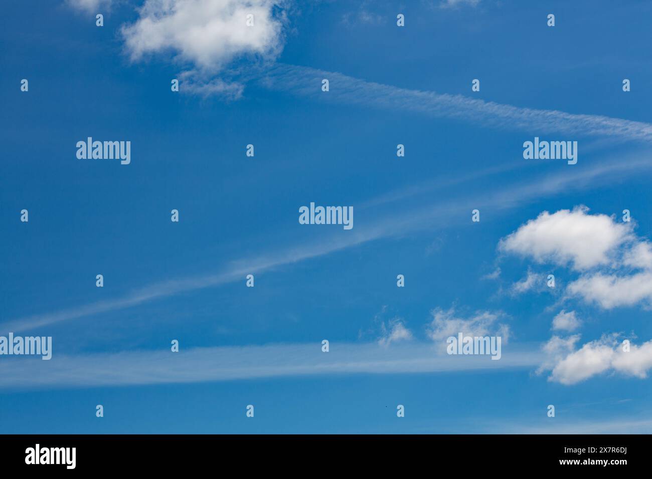 Technologie d'ensemencement de nuages créant de la pluie artificielle dans le ciel des Émirats arabes Unis Banque D'Images