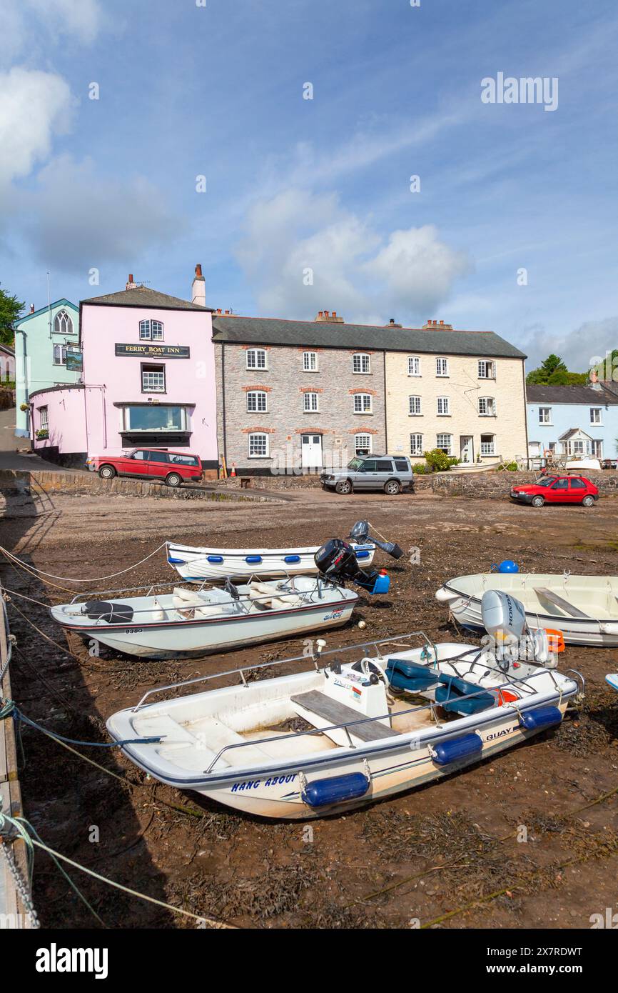 Angleterre, Devon, Dittisham, le Quay et la rivière Dart avec des bateaux échoués et le Ferry Boat Inn Banque D'Images