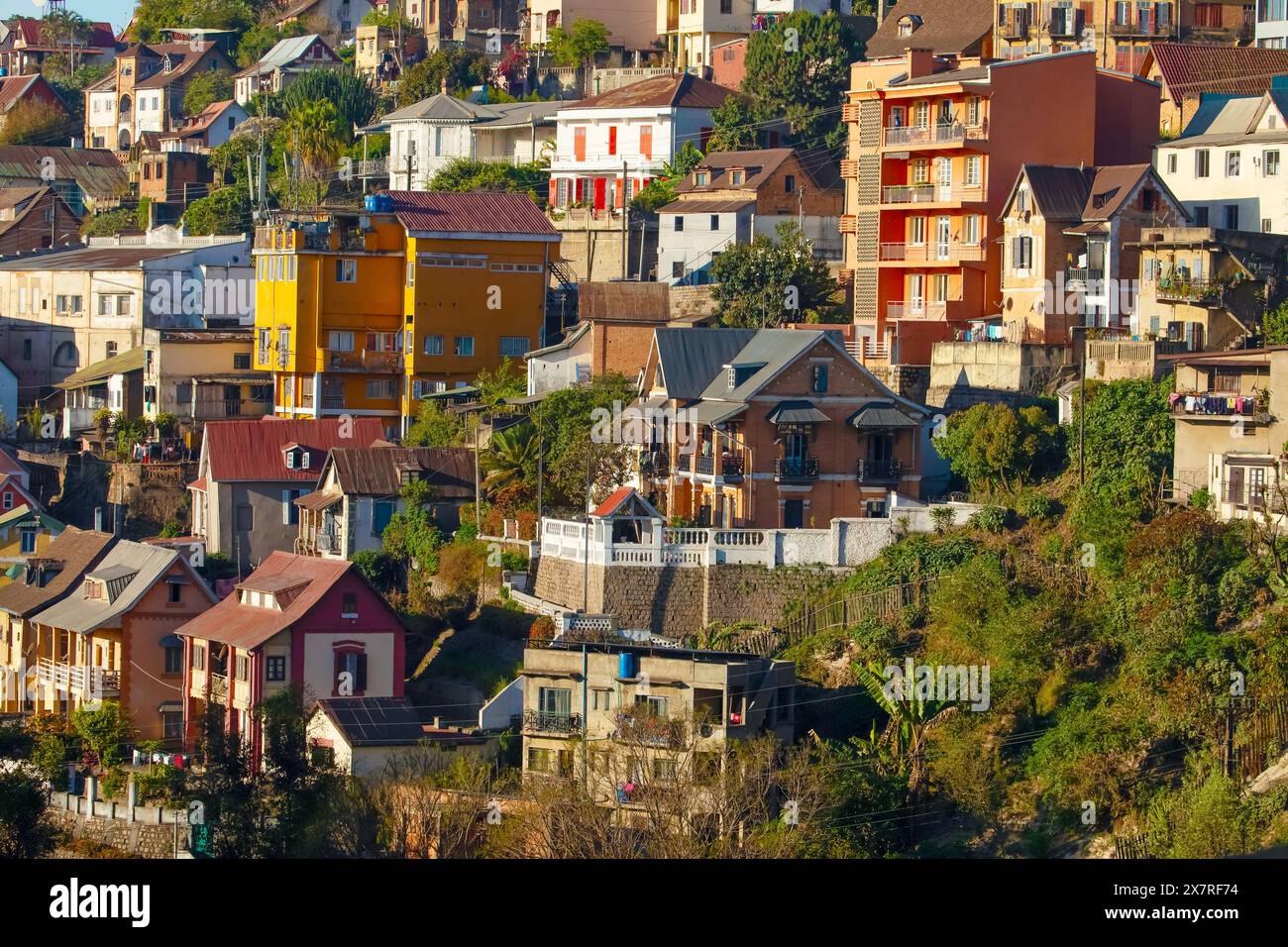 Antananarivo, Madagascar 07.10. 2023. Antananarivo, capitale Madagascar, Short Tana, plus grande ville pauvre de Madagascar. Vue Arial. au coucher du soleil, en doré Banque D'Images