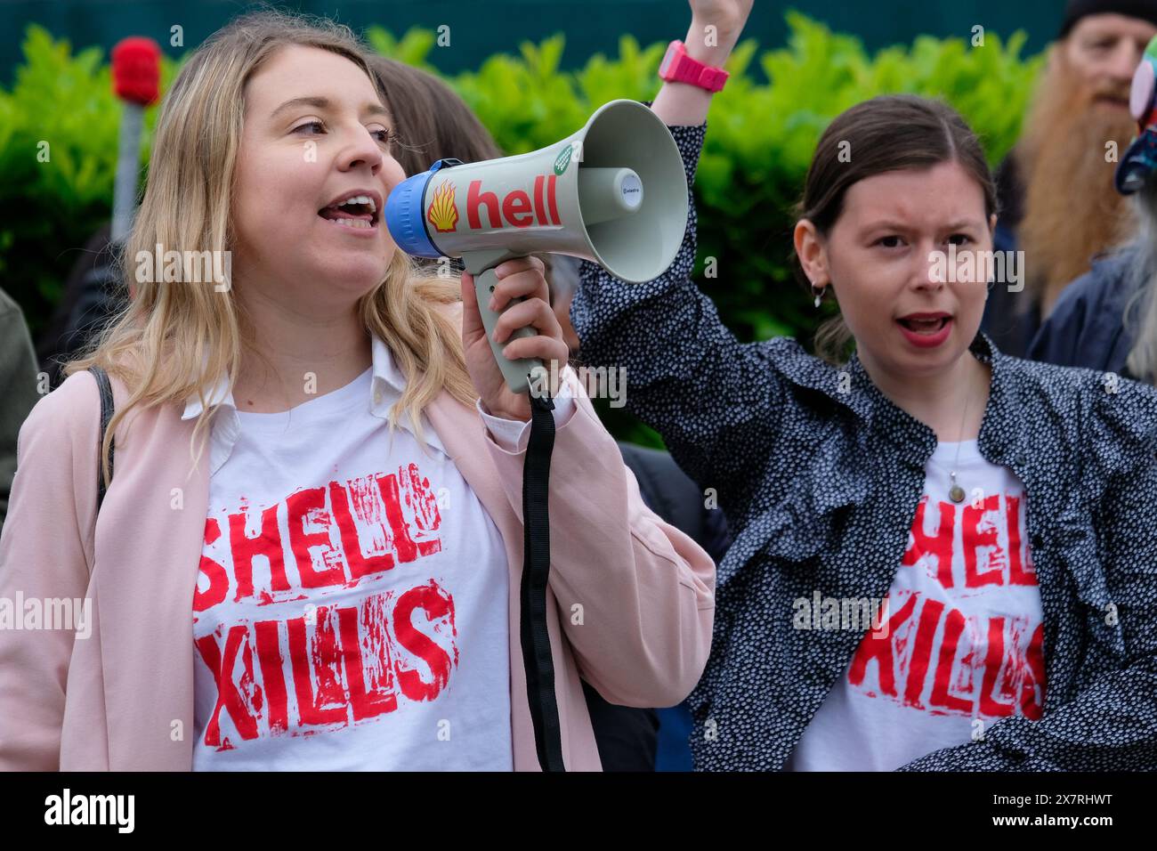Londres, Royaume-Uni, 21 mai 2024. Les militants pour le climat de Fossil Free London, extinction Rebellion et d’autres ont organisé une manifestation devant l’Assemblée générale annuelle de Shell à North Greenwich, contre les projets pétroliers et gaziers destructeurs causant des dommages environnementaux et la dégradation du climat. Un certain nombre d'activistes sont entrés dans l'AGA, ont provoqué des perturbations, et ont ensuite été enlevés par le personnel de sécurité. Crédit : onzième heure photographie/Alamy Live News Banque D'Images