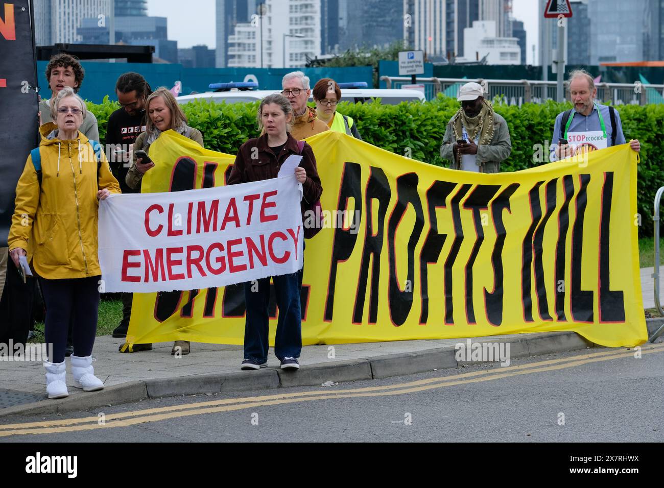 Londres, Royaume-Uni, 21 mai 2024. Les militants pour le climat de Fossil Free London, extinction Rebellion et d’autres ont organisé une manifestation devant l’Assemblée générale annuelle de Shell à North Greenwich, contre les projets pétroliers et gaziers destructeurs causant des dommages environnementaux et la dégradation du climat. Un certain nombre d'activistes sont entrés dans l'AGA, ont provoqué des perturbations, et ont ensuite été enlevés par le personnel de sécurité. Crédit : onzième heure photographie/Alamy Live News Banque D'Images