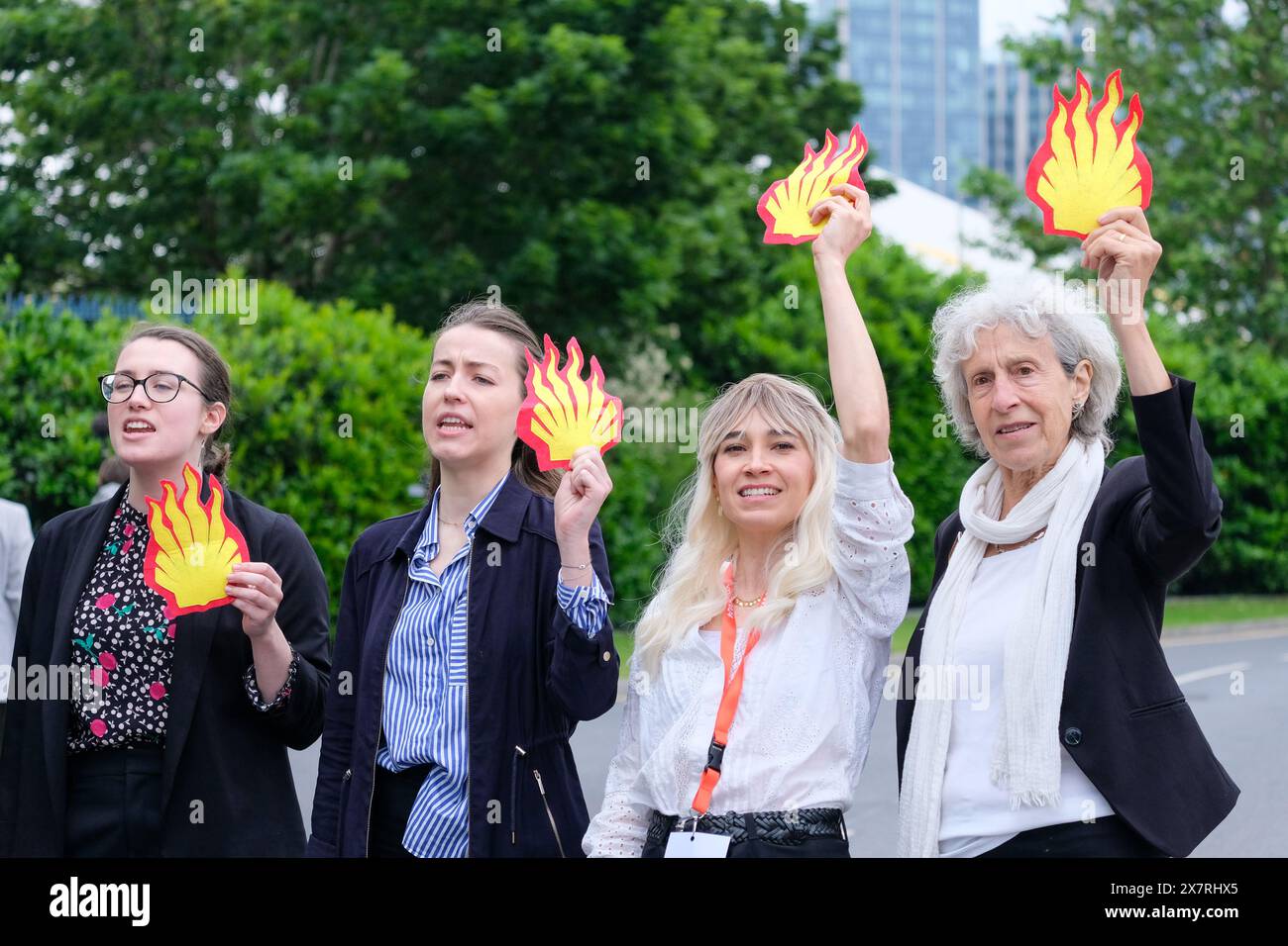 Londres, Royaume-Uni, 21 mai 2024. Les militants pour le climat de Fossil Free London, extinction Rebellion et d’autres ont organisé une manifestation devant l’Assemblée générale annuelle de Shell à North Greenwich, contre les projets pétroliers et gaziers destructeurs causant des dommages environnementaux et la dégradation du climat. Un certain nombre d'activistes sont entrés dans l'AGA, ont provoqué des perturbations, et ont ensuite été enlevés par le personnel de sécurité. Crédit : onzième heure photographie/Alamy Live News Banque D'Images