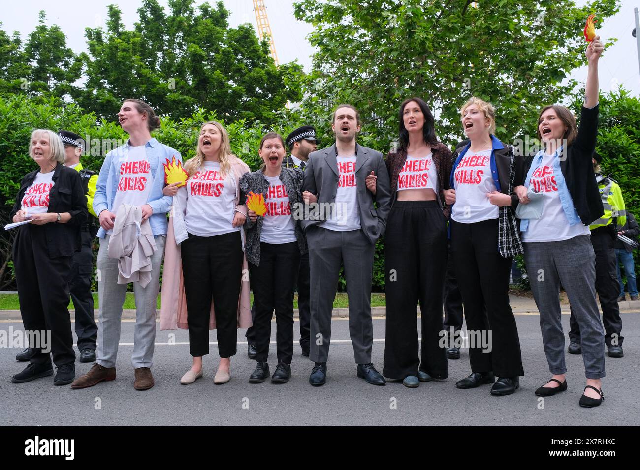 Londres, Royaume-Uni, 21 mai 2024. Les militants pour le climat de Fossil Free London, extinction Rebellion et d’autres ont organisé une manifestation devant l’Assemblée générale annuelle de Shell à North Greenwich, contre les projets pétroliers et gaziers destructeurs causant des dommages environnementaux et la dégradation du climat. Un certain nombre d'activistes sont entrés dans l'AGA, ont provoqué des perturbations, et ont ensuite été enlevés par le personnel de sécurité. Crédit : onzième heure photographie/Alamy Live News Banque D'Images