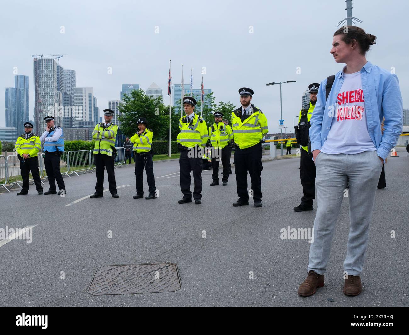 Londres, Royaume-Uni, 21 mai 2024. Les militants pour le climat de Fossil Free London, extinction Rebellion et d’autres ont organisé une manifestation devant l’Assemblée générale annuelle de Shell à North Greenwich, contre les projets pétroliers et gaziers destructeurs causant des dommages environnementaux et la dégradation du climat. Un certain nombre d'activistes sont entrés dans l'AGA, ont provoqué des perturbations, et ont ensuite été enlevés par le personnel de sécurité. Crédit : onzième heure photographie/Alamy Live News Banque D'Images