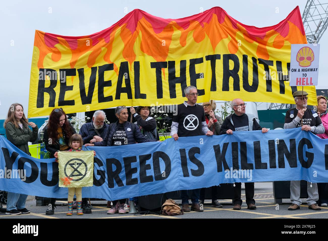 Londres, Royaume-Uni, 21 mai 2024. Les militants pour le climat de Fossil Free London, extinction Rebellion et d’autres ont organisé une manifestation devant l’Assemblée générale annuelle de Shell à North Greenwich, contre les projets pétroliers et gaziers destructeurs causant des dommages environnementaux et la dégradation du climat. Un certain nombre d'activistes sont entrés dans l'AGA, ont provoqué des perturbations, et ont ensuite été enlevés par le personnel de sécurité. Crédit : onzième heure photographie/Alamy Live News Banque D'Images