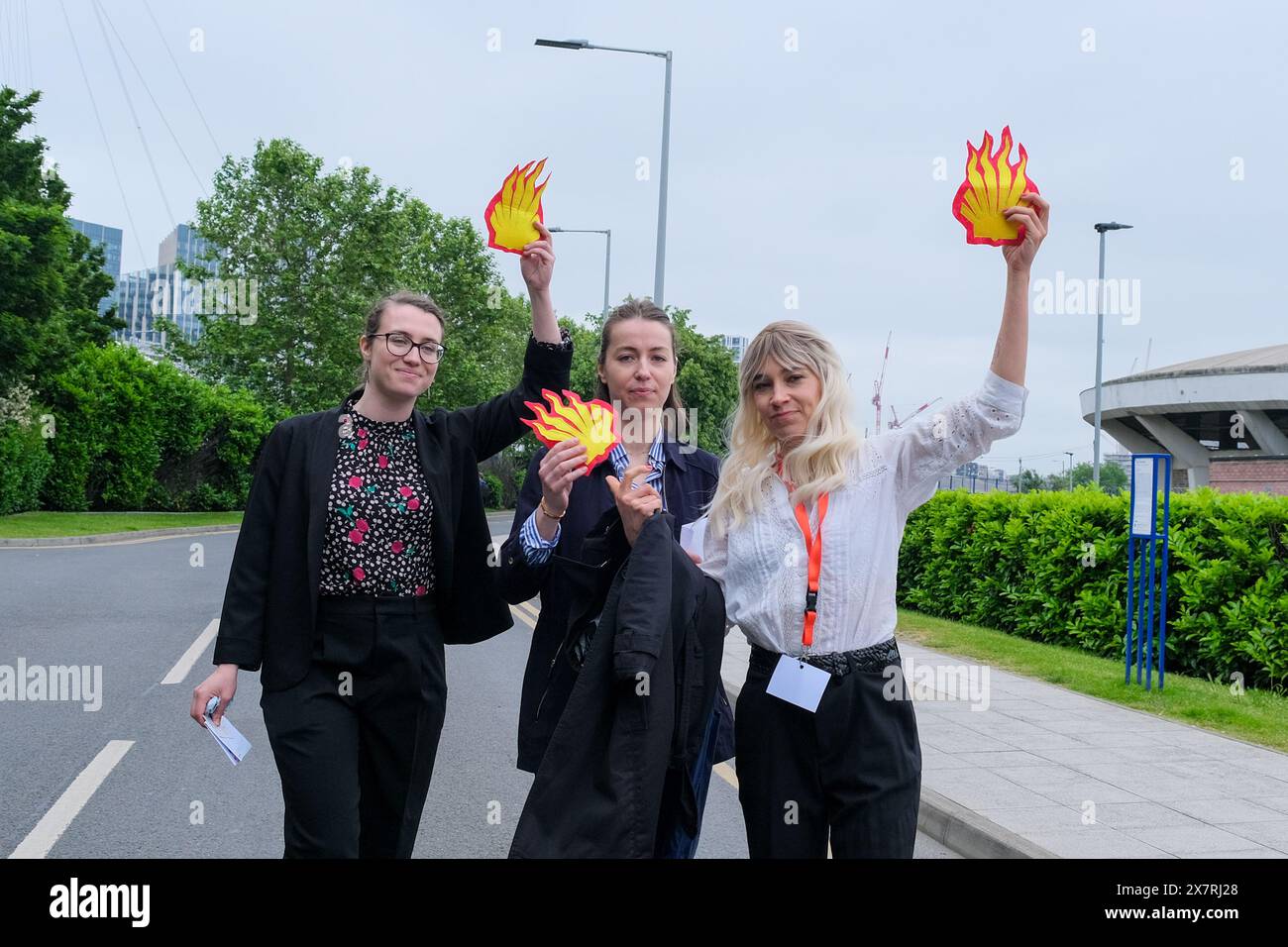 Londres, Royaume-Uni, 21 mai 2024. Les militants pour le climat de Fossil Free London, extinction Rebellion et d’autres ont organisé une manifestation devant l’Assemblée générale annuelle de Shell à North Greenwich, contre les projets pétroliers et gaziers destructeurs causant des dommages environnementaux et la dégradation du climat. Un certain nombre d'activistes sont entrés dans l'AGA, ont provoqué des perturbations, et ont ensuite été enlevés par le personnel de sécurité. Crédit : onzième heure photographie/Alamy Live News Banque D'Images
