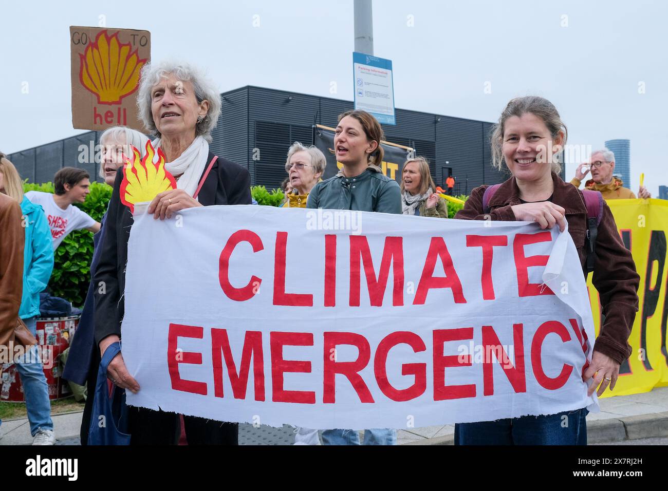 Londres, Royaume-Uni, 21 mai 2024. Les militants pour le climat de Fossil Free London, extinction Rebellion et d’autres ont organisé une manifestation devant l’Assemblée générale annuelle de Shell à North Greenwich, contre les projets pétroliers et gaziers destructeurs causant des dommages environnementaux et la dégradation du climat. Un certain nombre d'activistes sont entrés dans l'AGA, ont provoqué des perturbations, et ont ensuite été enlevés par le personnel de sécurité. Crédit : onzième heure photographie/Alamy Live News Banque D'Images