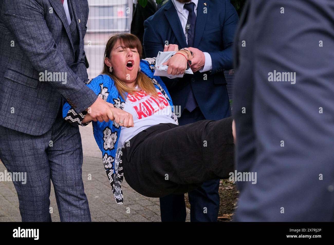 Londres, Royaume-Uni, 21 mai 2024. Les militants pour le climat de Fossil Free London, extinction Rebellion et d’autres ont organisé une manifestation devant l’Assemblée générale annuelle de Shell à North Greenwich, contre les projets pétroliers et gaziers destructeurs causant des dommages environnementaux et la dégradation du climat. Un certain nombre d'activistes sont entrés dans l'AGA, ont provoqué des perturbations, et ont ensuite été enlevés par le personnel de sécurité. Crédit : onzième heure photographie/Alamy Live News Banque D'Images