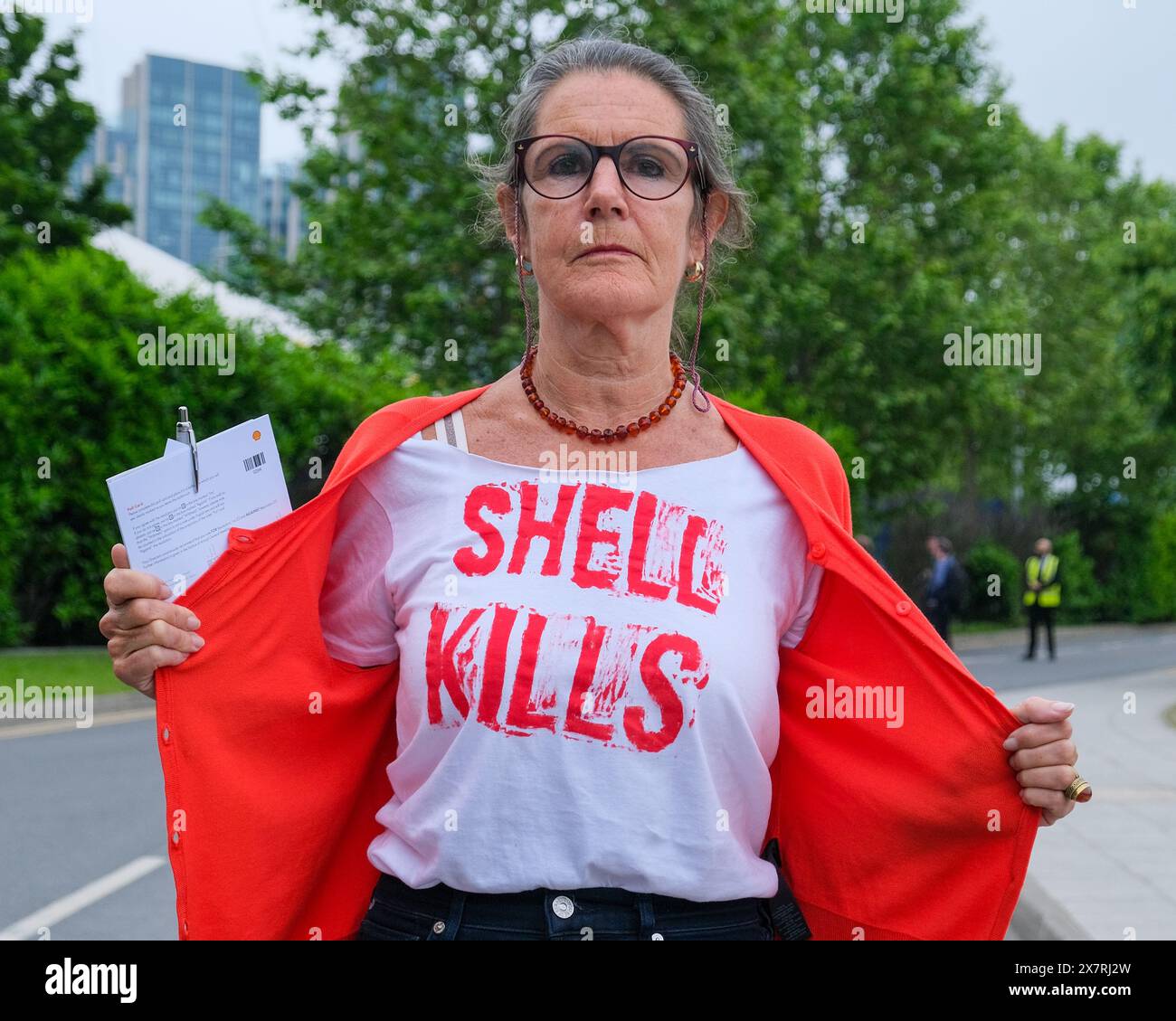 Londres, Royaume-Uni, 21 mai 2024. Les militants pour le climat de Fossil Free London, extinction Rebellion et d’autres ont organisé une manifestation devant l’Assemblée générale annuelle de Shell à North Greenwich, contre les projets pétroliers et gaziers destructeurs causant des dommages environnementaux et la dégradation du climat. Un certain nombre d'activistes sont entrés dans l'AGA, ont provoqué des perturbations, et ont ensuite été enlevés par le personnel de sécurité. Crédit : onzième heure photographie/Alamy Live News Banque D'Images