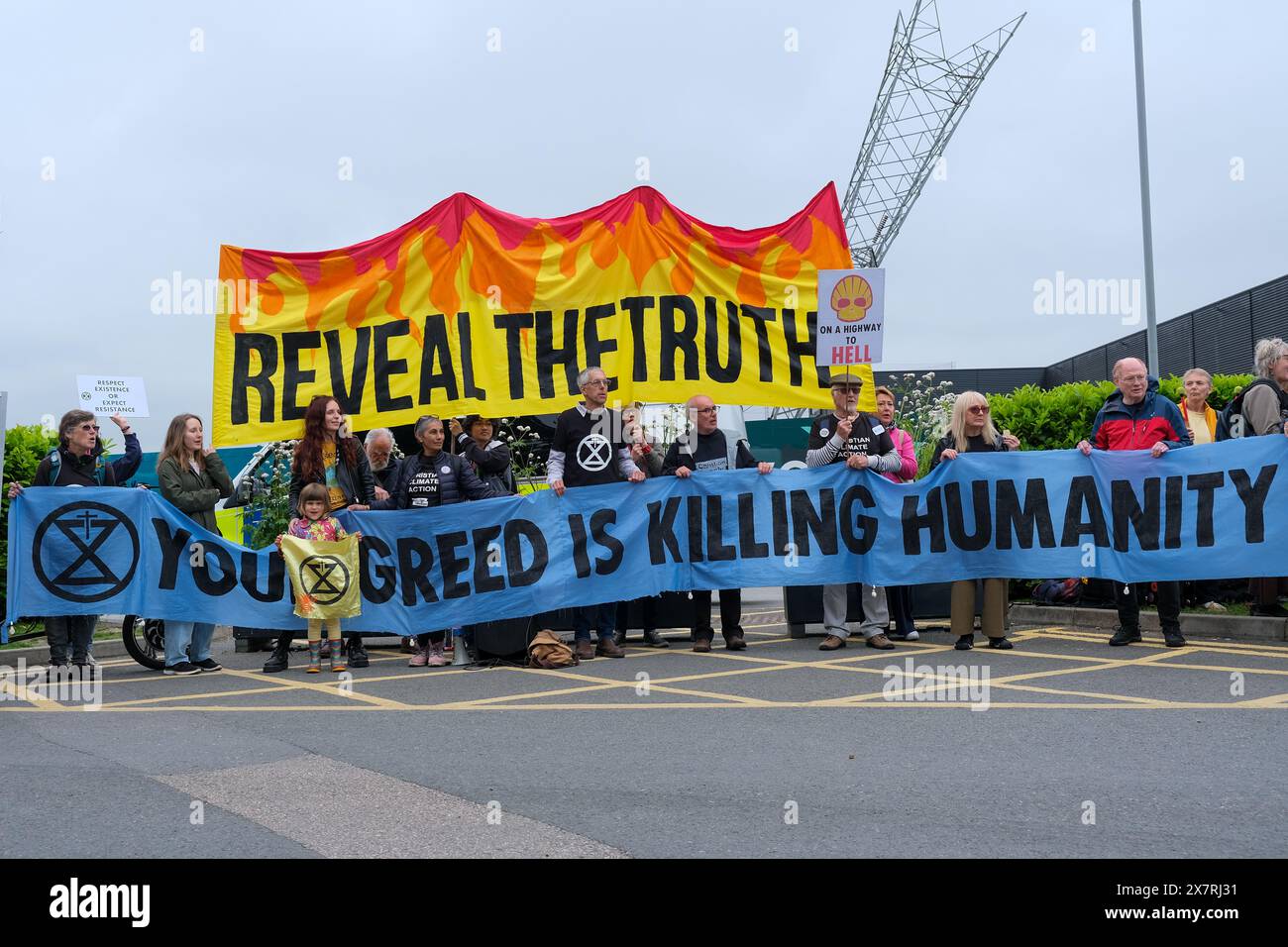 Londres, Royaume-Uni, 21 mai 2024. Les militants pour le climat de Fossil Free London, extinction Rebellion et d’autres ont organisé une manifestation devant l’Assemblée générale annuelle de Shell à North Greenwich, contre les projets pétroliers et gaziers destructeurs causant des dommages environnementaux et la dégradation du climat. Un certain nombre d'activistes sont entrés dans l'AGA, ont provoqué des perturbations, et ont ensuite été enlevés par le personnel de sécurité. Crédit : onzième heure photographie/Alamy Live News Banque D'Images