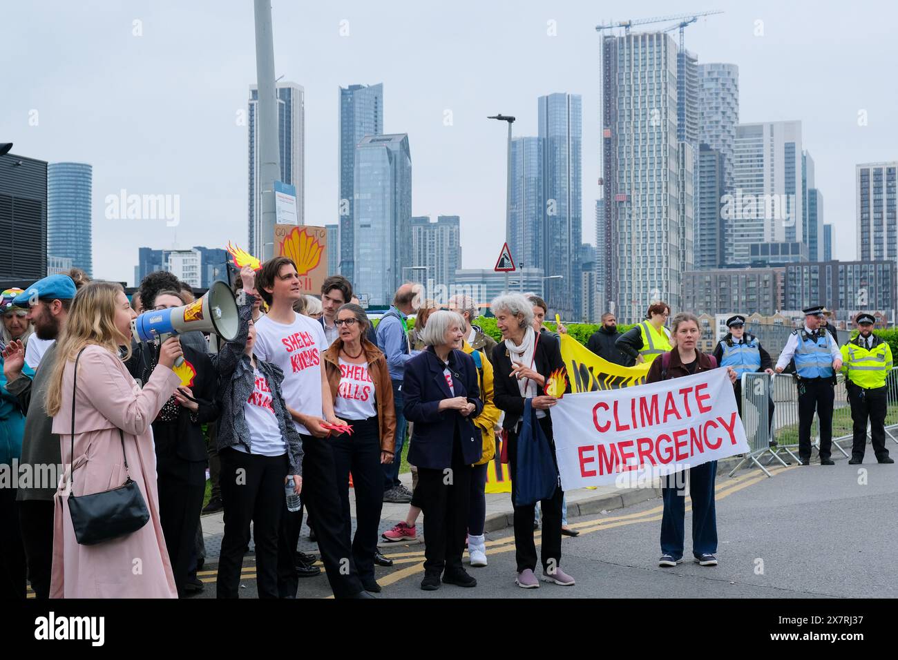 Londres, Royaume-Uni, 21 mai 2024. Les militants pour le climat de Fossil Free London, extinction Rebellion et d’autres ont organisé une manifestation devant l’Assemblée générale annuelle de Shell à North Greenwich, contre les projets pétroliers et gaziers destructeurs causant des dommages environnementaux et la dégradation du climat. Un certain nombre d'activistes sont entrés dans l'AGA, ont provoqué des perturbations, et ont ensuite été enlevés par le personnel de sécurité. Crédit : onzième heure photographie/Alamy Live News Banque D'Images