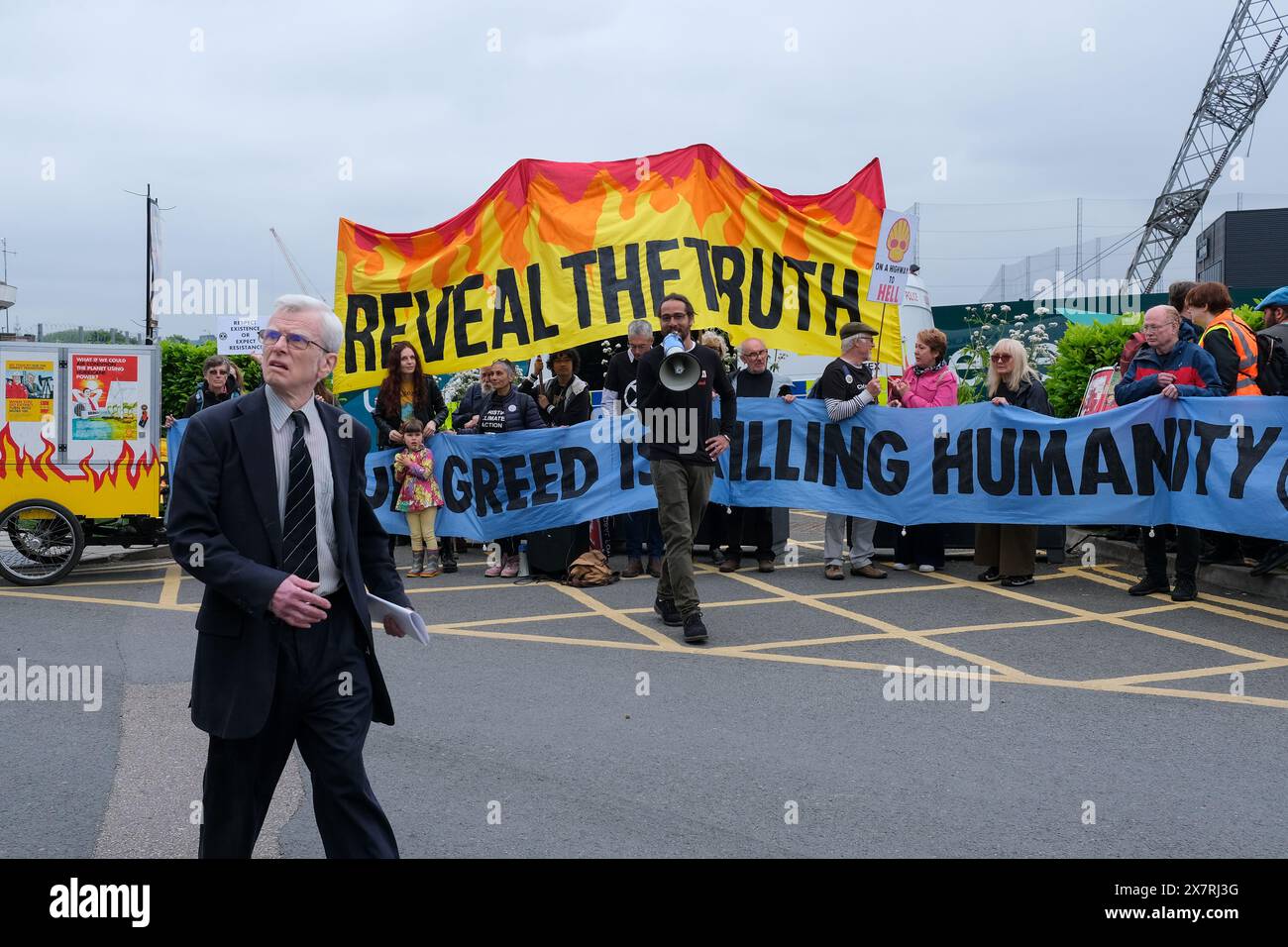 Londres, Royaume-Uni, 21 mai 2024. Les militants pour le climat de Fossil Free London, extinction Rebellion et d’autres ont organisé une manifestation devant l’Assemblée générale annuelle de Shell à North Greenwich, contre les projets pétroliers et gaziers destructeurs causant des dommages environnementaux et la dégradation du climat. Un certain nombre d'activistes sont entrés dans l'AGA, ont provoqué des perturbations, et ont ensuite été enlevés par le personnel de sécurité. Crédit : onzième heure photographie/Alamy Live News Banque D'Images