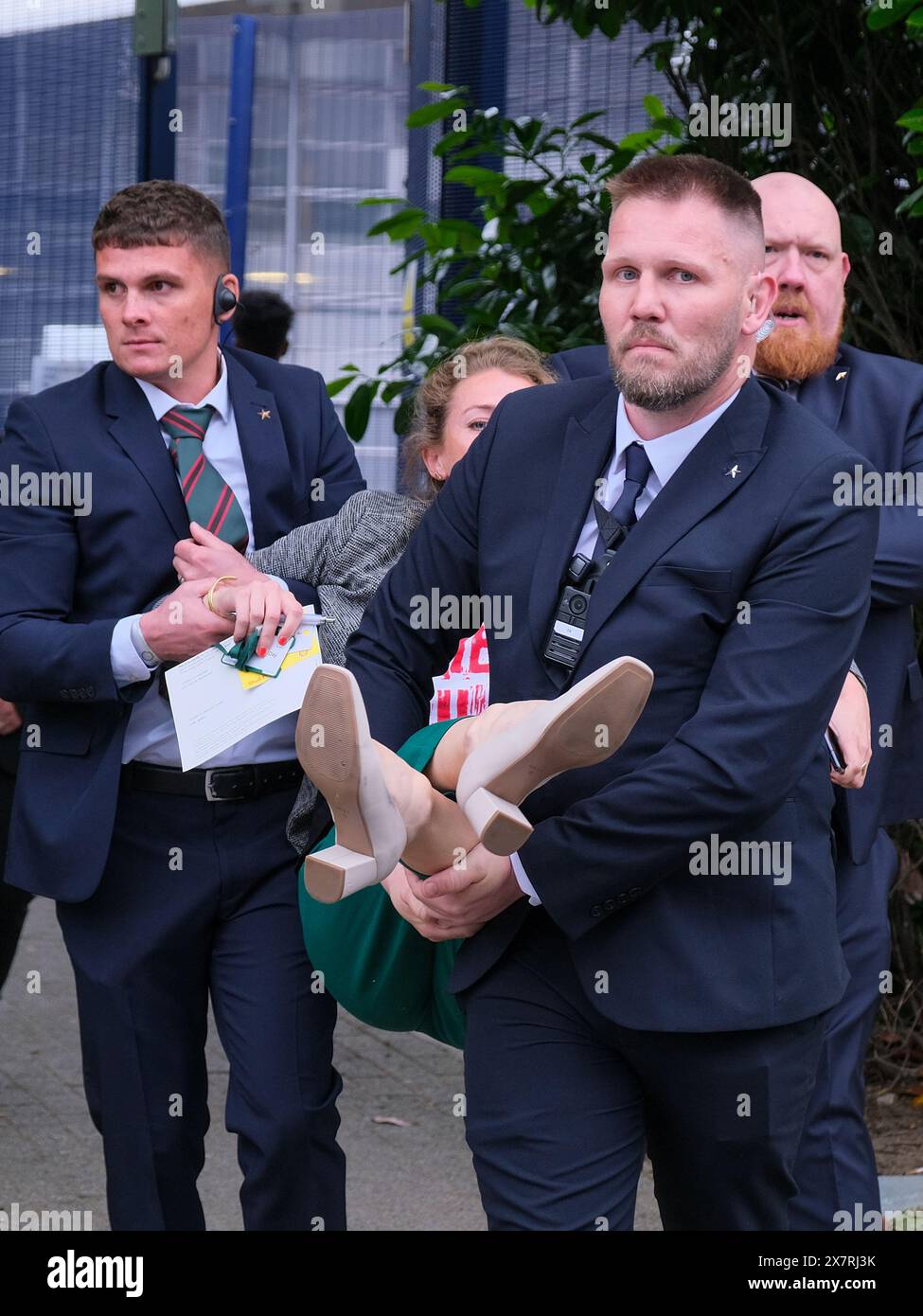 Londres, Royaume-Uni, 21 mai 2024. Les militants pour le climat de Fossil Free London, extinction Rebellion et d’autres ont organisé une manifestation devant l’Assemblée générale annuelle de Shell à North Greenwich, contre les projets pétroliers et gaziers destructeurs causant des dommages environnementaux et la dégradation du climat. Un certain nombre d'activistes sont entrés dans l'AGA, ont provoqué des perturbations, et ont ensuite été enlevés par le personnel de sécurité. Crédit : onzième heure photographie/Alamy Live News Banque D'Images