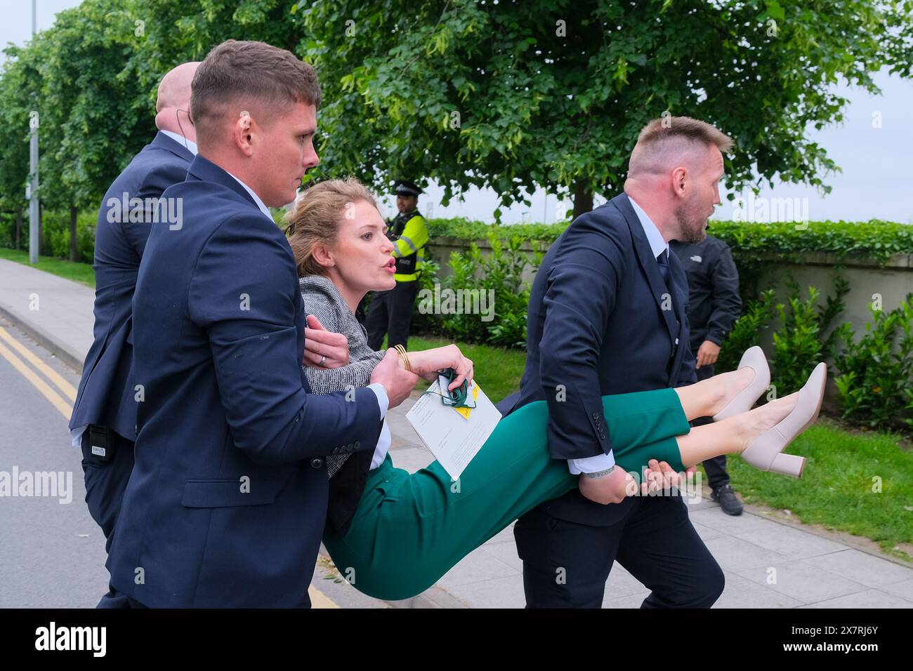 Londres, Royaume-Uni, 21 mai 2024. Les militants pour le climat de Fossil Free London, extinction Rebellion et d’autres ont organisé une manifestation devant l’Assemblée générale annuelle de Shell à North Greenwich, contre les projets pétroliers et gaziers destructeurs causant des dommages environnementaux et la dégradation du climat. Un certain nombre d'activistes sont entrés dans l'AGA, ont provoqué des perturbations, et ont ensuite été enlevés par le personnel de sécurité. Crédit : onzième heure photographie/Alamy Live News Banque D'Images