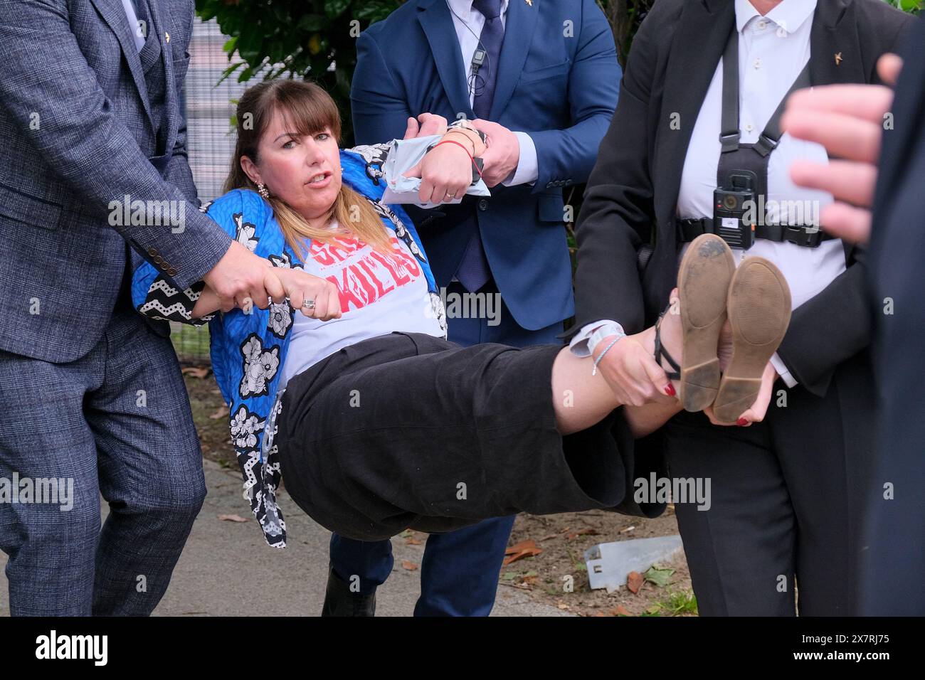 Londres, Royaume-Uni, 21 mai 2024. Les militants pour le climat de Fossil Free London, extinction Rebellion et d’autres ont organisé une manifestation devant l’Assemblée générale annuelle de Shell à North Greenwich, contre les projets pétroliers et gaziers destructeurs causant des dommages environnementaux et la dégradation du climat. Un certain nombre d'activistes sont entrés dans l'AGA, ont provoqué des perturbations, et ont ensuite été enlevés par le personnel de sécurité. Crédit : onzième heure photographie/Alamy Live News Banque D'Images