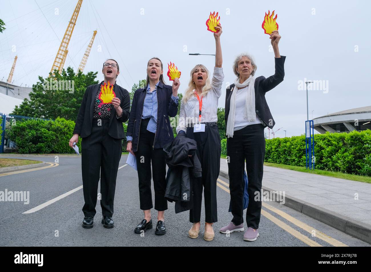 Londres, Royaume-Uni, 21 mai 2024. Les militants pour le climat de Fossil Free London, extinction Rebellion et d’autres ont organisé une manifestation devant l’Assemblée générale annuelle de Shell à North Greenwich, contre les projets pétroliers et gaziers destructeurs causant des dommages environnementaux et la dégradation du climat. Un certain nombre d'activistes sont entrés dans l'AGA, ont provoqué des perturbations, et ont ensuite été enlevés par le personnel de sécurité. Crédit : onzième heure photographie/Alamy Live News Banque D'Images