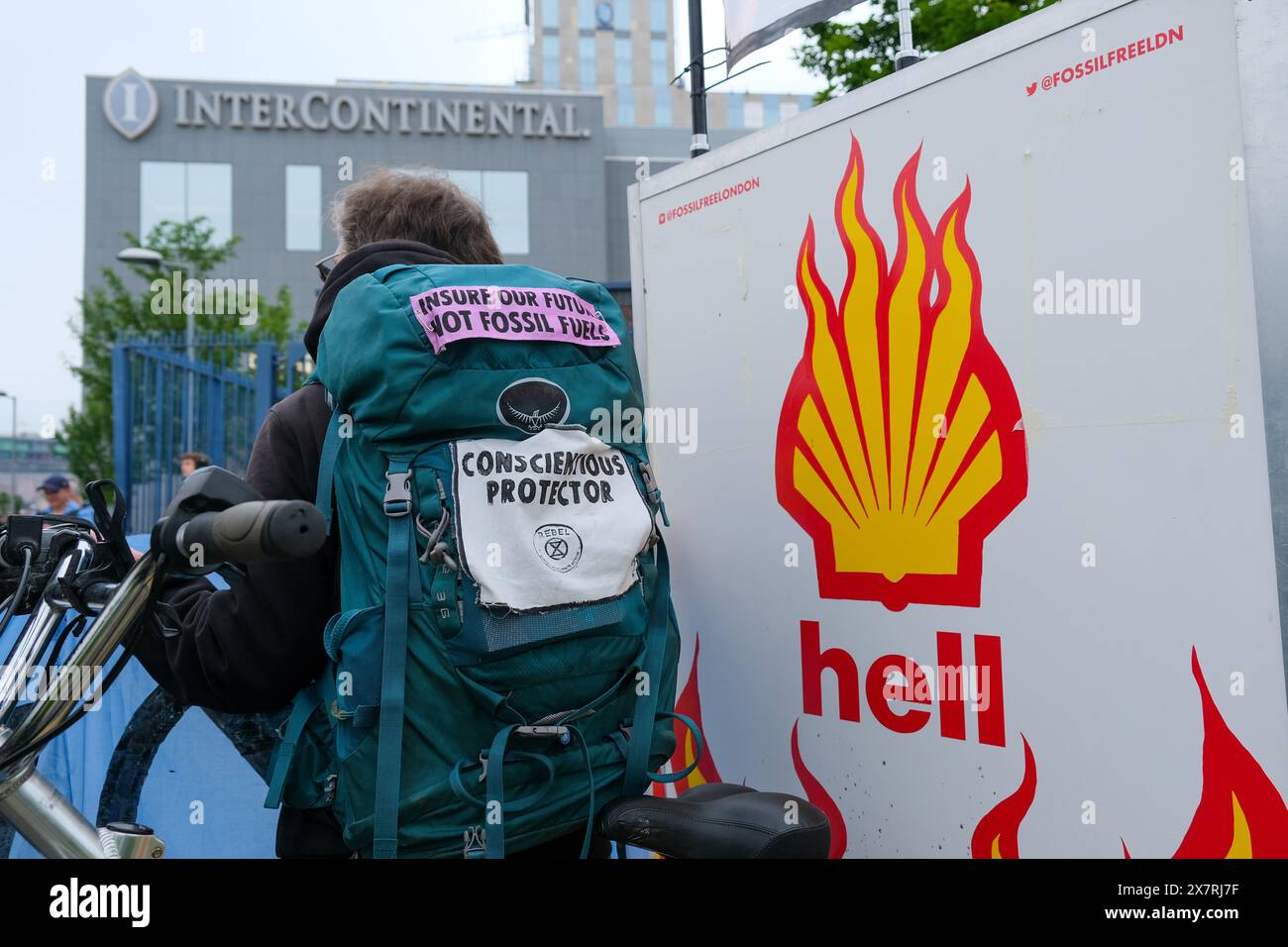 Londres, Royaume-Uni, 21 mai 2024. Les militants pour le climat de Fossil Free London, extinction Rebellion et d’autres ont organisé une manifestation devant l’Assemblée générale annuelle de Shell à North Greenwich, contre les projets pétroliers et gaziers destructeurs causant des dommages environnementaux et la dégradation du climat. Un certain nombre d'activistes sont entrés dans l'AGA, ont provoqué des perturbations, et ont ensuite été enlevés par le personnel de sécurité. Crédit : onzième heure photographie/Alamy Live News Banque D'Images