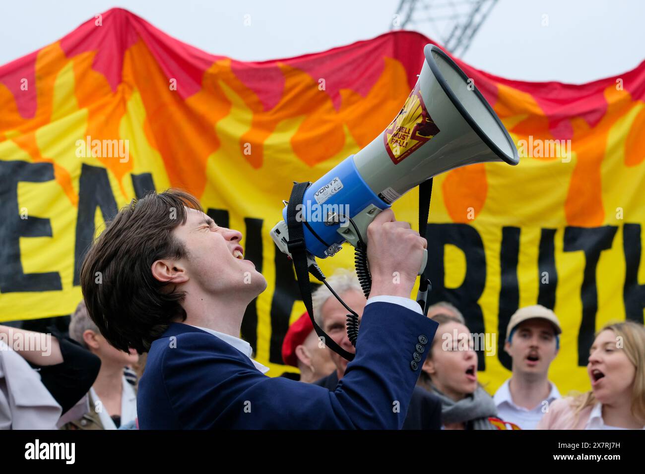 Londres, Royaume-Uni, 21 mai 2024. Les militants pour le climat de Fossil Free London, extinction Rebellion et d’autres ont organisé une manifestation devant l’Assemblée générale annuelle de Shell à North Greenwich, contre les projets pétroliers et gaziers destructeurs causant des dommages environnementaux et la dégradation du climat. Un certain nombre d'activistes sont entrés dans l'AGA, ont provoqué des perturbations, et ont ensuite été enlevés par le personnel de sécurité. Crédit : onzième heure photographie/Alamy Live News Banque D'Images