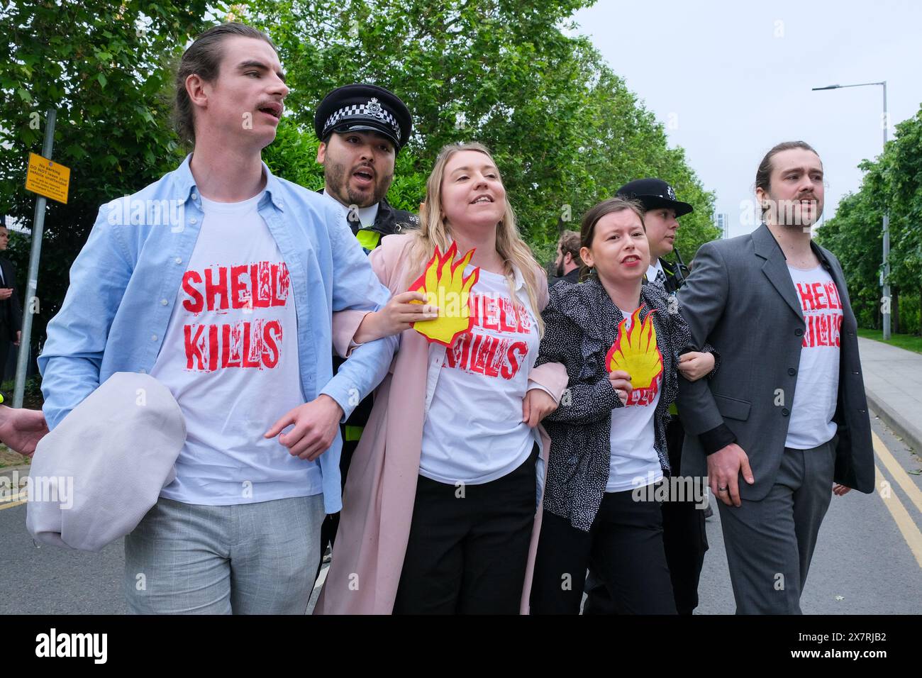 Londres, Royaume-Uni, 21 mai 2024. Les militants pour le climat de Fossil Free London, extinction Rebellion et d’autres ont organisé une manifestation devant l’Assemblée générale annuelle de Shell à North Greenwich, contre les projets pétroliers et gaziers destructeurs causant des dommages environnementaux et la dégradation du climat. Un certain nombre d'activistes sont entrés dans l'AGA, ont provoqué des perturbations, et ont ensuite été enlevés par le personnel de sécurité. Crédit : onzième heure photographie/Alamy Live News Banque D'Images