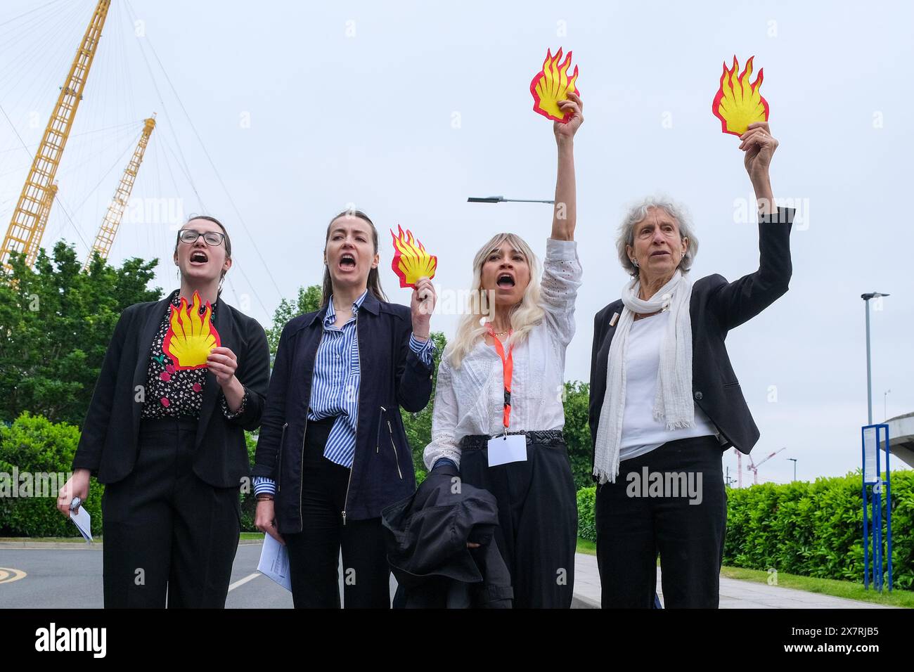 Londres, Royaume-Uni, 21 mai 2024. Les militants pour le climat de Fossil Free London, extinction Rebellion et d’autres ont organisé une manifestation devant l’Assemblée générale annuelle de Shell à North Greenwich, contre les projets pétroliers et gaziers destructeurs causant des dommages environnementaux et la dégradation du climat. Un certain nombre d'activistes sont entrés dans l'AGA, ont provoqué des perturbations, et ont ensuite été enlevés par le personnel de sécurité. Crédit : onzième heure photographie/Alamy Live News Banque D'Images