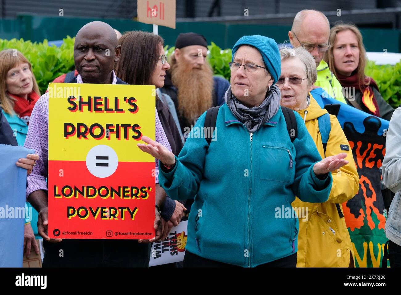 Londres, Royaume-Uni, 21 mai 2024. Les militants pour le climat de Fossil Free London, extinction Rebellion et d’autres ont organisé une manifestation devant l’Assemblée générale annuelle de Shell à North Greenwich, contre les projets pétroliers et gaziers destructeurs causant des dommages environnementaux et la dégradation du climat. Un certain nombre d'activistes sont entrés dans l'AGA, ont provoqué des perturbations, et ont ensuite été enlevés par le personnel de sécurité. Crédit : onzième heure photographie/Alamy Live News Banque D'Images