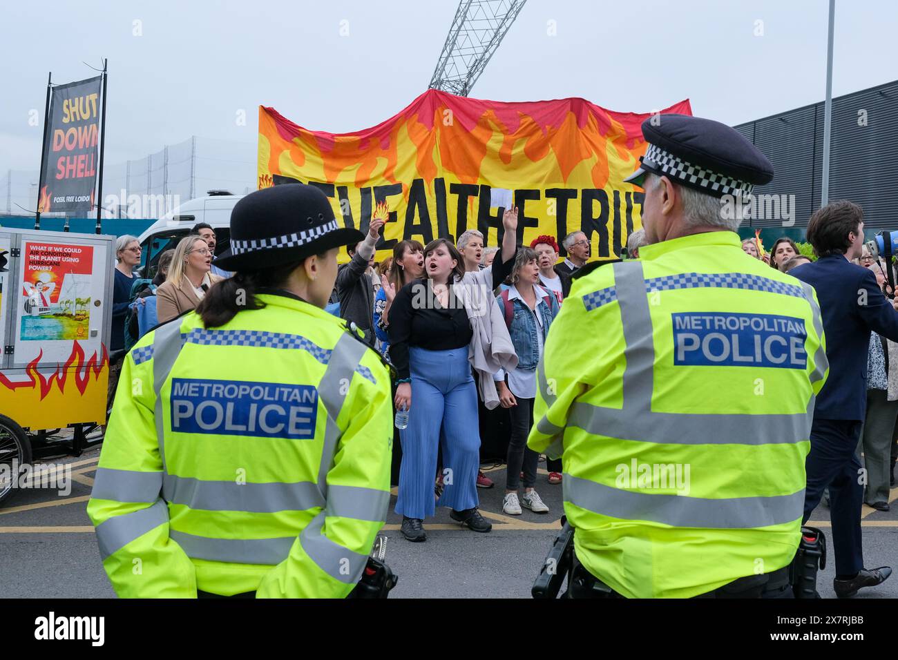 Londres, Royaume-Uni, 21 mai 2024. Les militants pour le climat de Fossil Free London, extinction Rebellion et d’autres ont organisé une manifestation devant l’Assemblée générale annuelle de Shell à North Greenwich, contre les projets pétroliers et gaziers destructeurs causant des dommages environnementaux et la dégradation du climat. Un certain nombre d'activistes sont entrés dans l'AGA, ont provoqué des perturbations, et ont ensuite été enlevés par le personnel de sécurité. Crédit : onzième heure photographie/Alamy Live News Banque D'Images