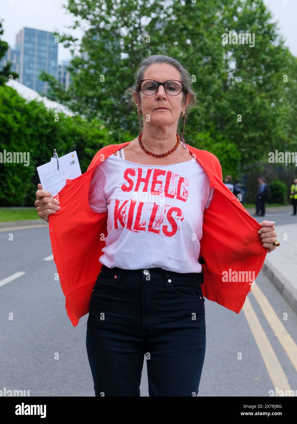 Londres, Royaume-Uni, 21 mai 2024. Les militants pour le climat de Fossil Free London, extinction Rebellion et d’autres ont organisé une manifestation devant l’Assemblée générale annuelle de Shell à North Greenwich, contre les projets pétroliers et gaziers destructeurs causant des dommages environnementaux et la dégradation du climat. Un certain nombre d'activistes sont entrés dans l'AGA, ont provoqué des perturbations, et ont ensuite été enlevés par le personnel de sécurité. Crédit : onzième heure photographie/Alamy Live News Banque D'Images
