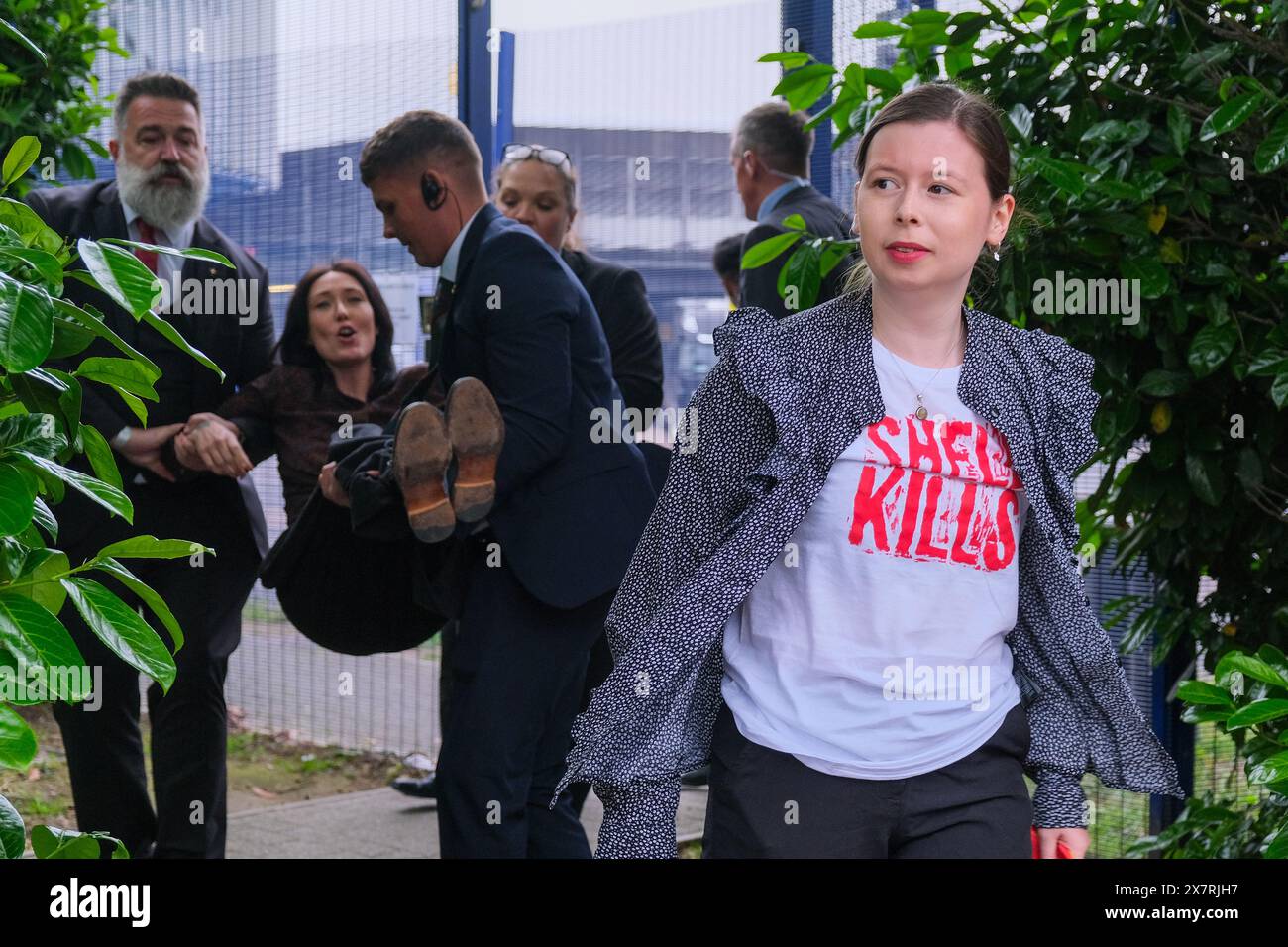 Londres, Royaume-Uni, 21 mai 2024. Les militants pour le climat de Fossil Free London, extinction Rebellion et d’autres ont organisé une manifestation devant l’Assemblée générale annuelle de Shell à North Greenwich, contre les projets pétroliers et gaziers destructeurs causant des dommages environnementaux et la dégradation du climat. Un certain nombre d'activistes sont entrés dans l'AGA, ont provoqué des perturbations, et ont ensuite été enlevés par le personnel de sécurité. Crédit : onzième heure photographie/Alamy Live News Banque D'Images