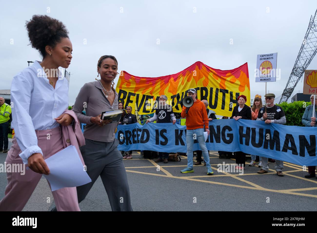 Londres, Royaume-Uni, 21 mai 2024. Les militants pour le climat de Fossil Free London, extinction Rebellion et d’autres ont organisé une manifestation devant l’Assemblée générale annuelle de Shell à North Greenwich, contre les projets pétroliers et gaziers destructeurs causant des dommages environnementaux et la dégradation du climat. Un certain nombre d'activistes sont entrés dans l'AGA, ont provoqué des perturbations, et ont ensuite été enlevés par le personnel de sécurité. Crédit : onzième heure photographie/Alamy Live News Banque D'Images