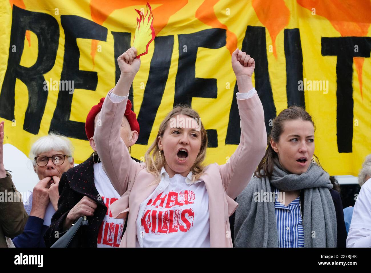 Londres, Royaume-Uni, 21 mai 2024. Les militants pour le climat de Fossil Free London, extinction Rebellion et d’autres ont organisé une manifestation devant l’Assemblée générale annuelle de Shell à North Greenwich, contre les projets pétroliers et gaziers destructeurs causant des dommages environnementaux et la dégradation du climat. Un certain nombre d'activistes sont entrés dans l'AGA, ont provoqué des perturbations, et ont ensuite été enlevés par le personnel de sécurité. Crédit : onzième heure photographie/Alamy Live News Banque D'Images