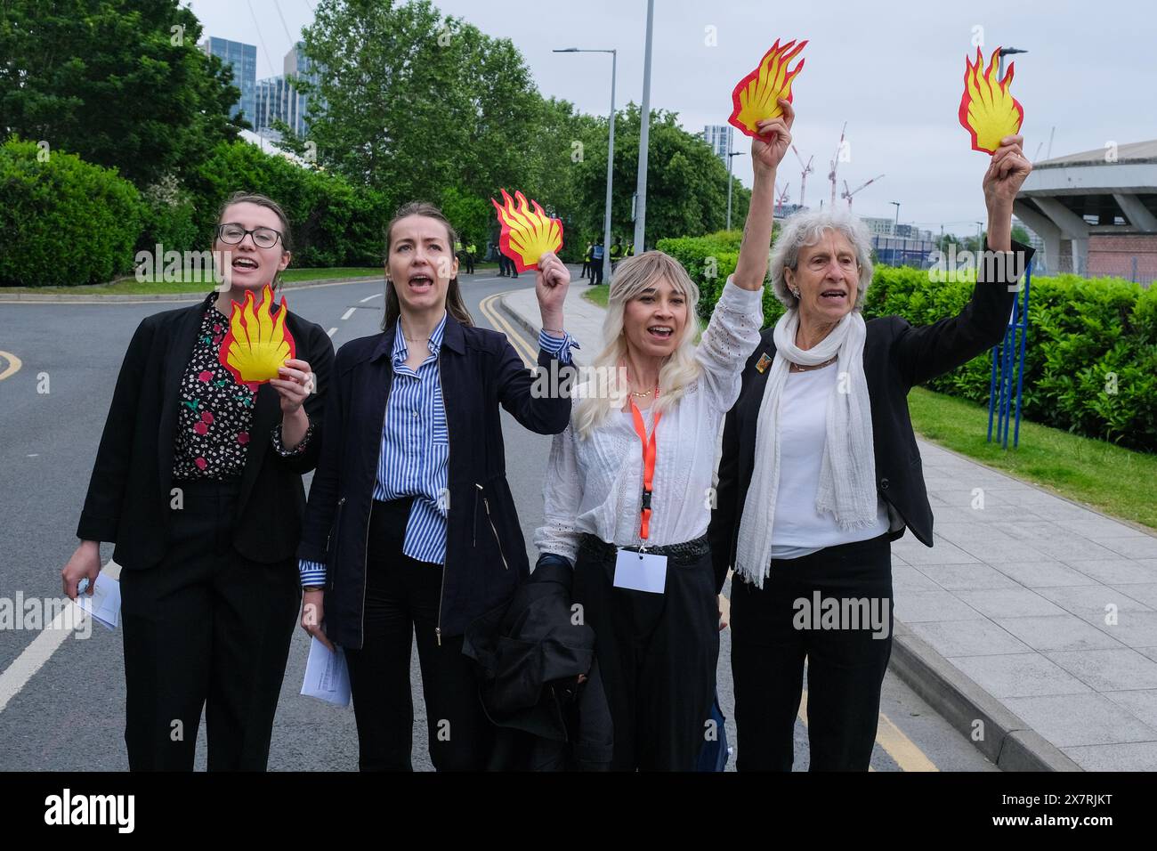 Londres, Royaume-Uni, 21 mai 2024. Les militants pour le climat de Fossil Free London, extinction Rebellion et d’autres ont organisé une manifestation devant l’Assemblée générale annuelle de Shell à North Greenwich, contre les projets pétroliers et gaziers destructeurs causant des dommages environnementaux et la dégradation du climat. Un certain nombre d'activistes sont entrés dans l'AGA, ont provoqué des perturbations, et ont ensuite été enlevés par le personnel de sécurité. Crédit : onzième heure photographie/Alamy Live News Banque D'Images
