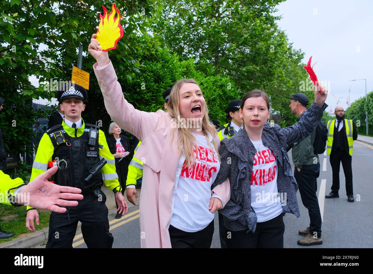 Londres, Royaume-Uni, 21 mai 2024. Les militants pour le climat de Fossil Free London, extinction Rebellion et d’autres ont organisé une manifestation devant l’Assemblée générale annuelle de Shell à North Greenwich, contre les projets pétroliers et gaziers destructeurs causant des dommages environnementaux et la dégradation du climat. Un certain nombre d'activistes sont entrés dans l'AGA, ont provoqué des perturbations, et ont ensuite été enlevés par le personnel de sécurité. Crédit : onzième heure photographie/Alamy Live News Banque D'Images