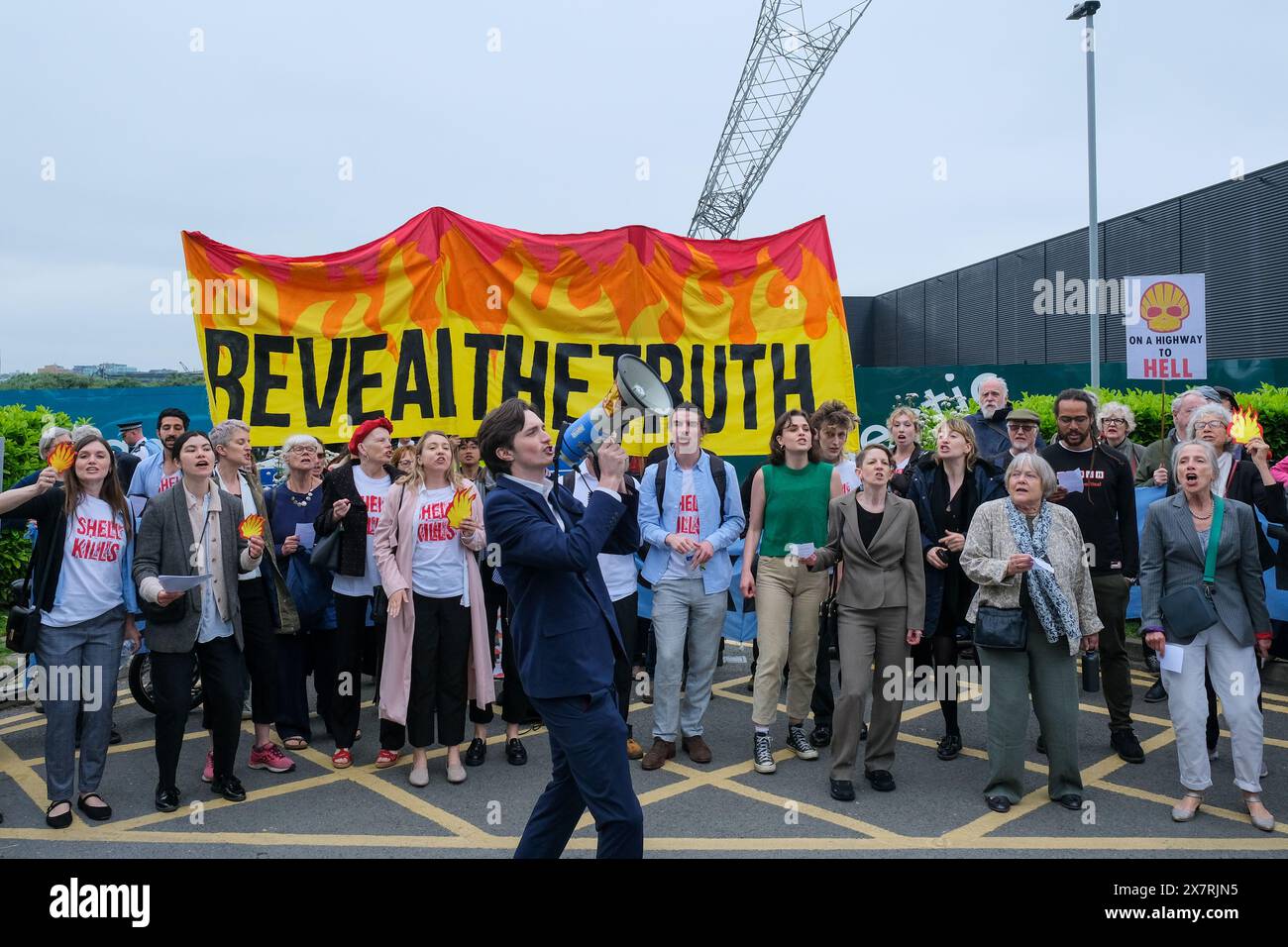 Londres, Royaume-Uni, 21 mai 2024. Les militants pour le climat de Fossil Free London, extinction Rebellion et d’autres ont organisé une manifestation devant l’Assemblée générale annuelle de Shell à North Greenwich, contre les projets pétroliers et gaziers destructeurs causant des dommages environnementaux et la dégradation du climat. Un certain nombre d'activistes sont entrés dans l'AGA, ont provoqué des perturbations, et ont ensuite été enlevés par le personnel de sécurité. Crédit : onzième heure photographie/Alamy Live News Banque D'Images