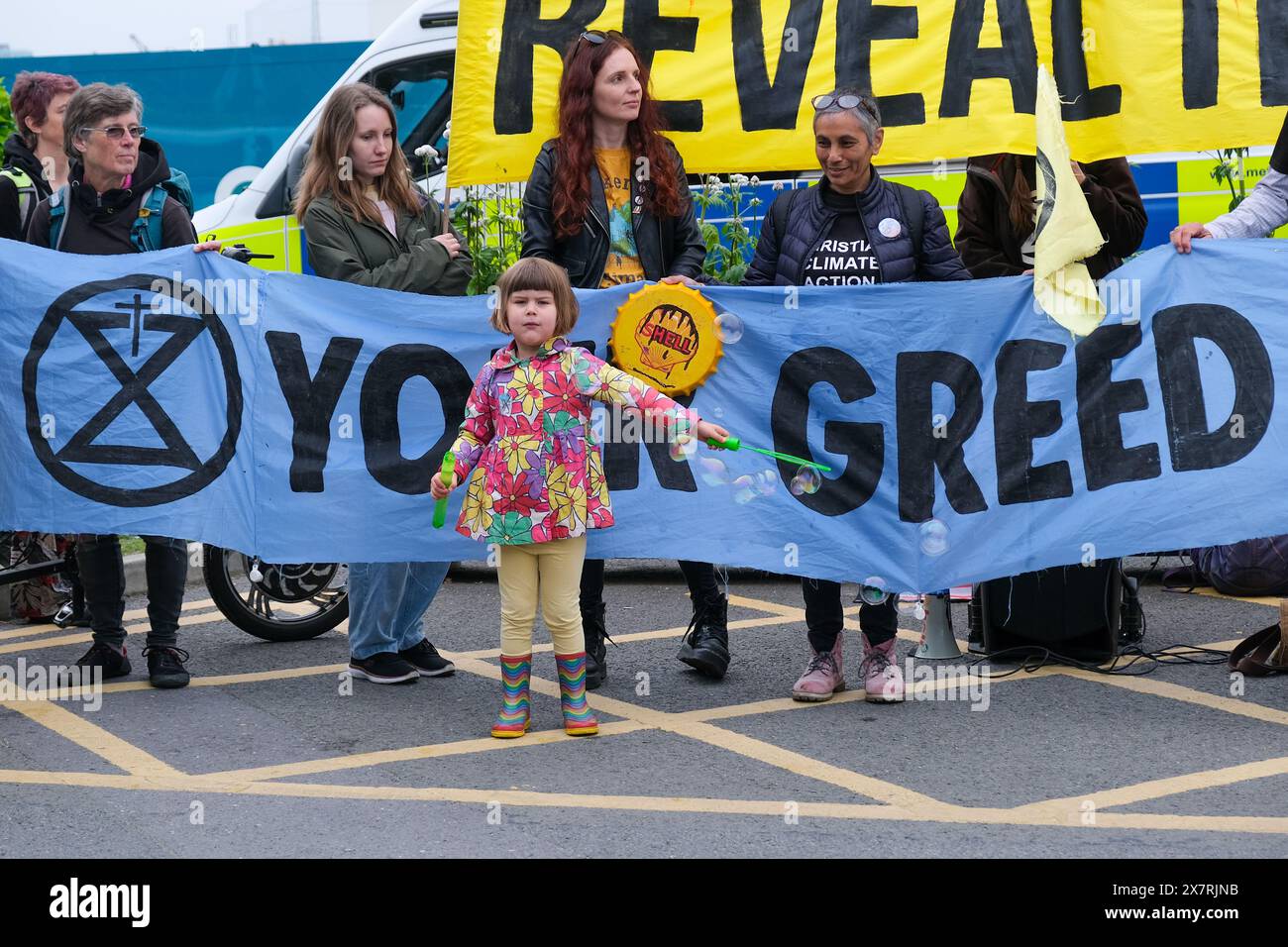 Londres, Royaume-Uni, 21 mai 2024. Les militants pour le climat de Fossil Free London, extinction Rebellion et d’autres ont organisé une manifestation devant l’Assemblée générale annuelle de Shell à North Greenwich, contre les projets pétroliers et gaziers destructeurs causant des dommages environnementaux et la dégradation du climat. Un certain nombre d'activistes sont entrés dans l'AGA, ont provoqué des perturbations, et ont ensuite été enlevés par le personnel de sécurité. Crédit : onzième heure photographie/Alamy Live News Banque D'Images