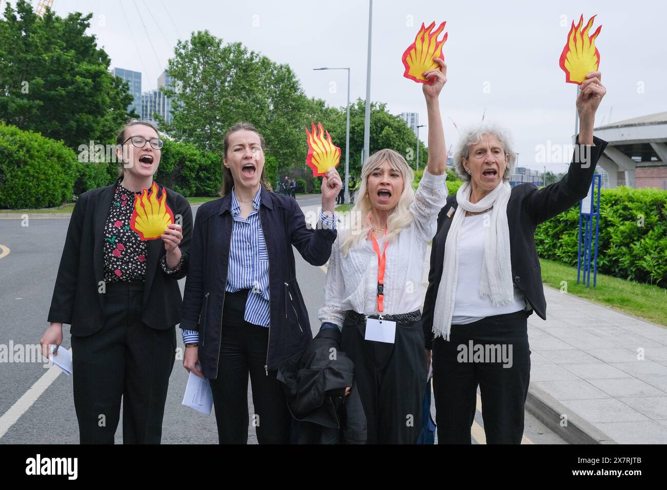 Londres, Royaume-Uni, 21 mai 2024. Les militants pour le climat de Fossil Free London, extinction Rebellion et d’autres ont organisé une manifestation devant l’Assemblée générale annuelle de Shell à North Greenwich, contre les projets pétroliers et gaziers destructeurs causant des dommages environnementaux et la dégradation du climat. Un certain nombre d'activistes sont entrés dans l'AGA, ont provoqué des perturbations, et ont ensuite été enlevés par le personnel de sécurité. Crédit : onzième heure photographie/Alamy Live News Banque D'Images