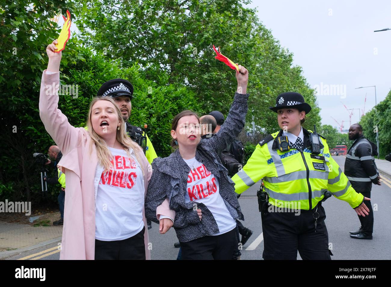 Londres, Royaume-Uni, 21 mai 2024. Les militants pour le climat de Fossil Free London, extinction Rebellion et d’autres ont organisé une manifestation devant l’Assemblée générale annuelle de Shell à North Greenwich, contre les projets pétroliers et gaziers destructeurs causant des dommages environnementaux et la dégradation du climat. Un certain nombre d'activistes sont entrés dans l'AGA, ont provoqué des perturbations, et ont ensuite été enlevés par le personnel de sécurité. Crédit : onzième heure photographie/Alamy Live News Banque D'Images