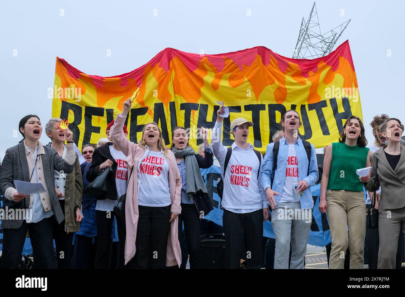 Londres, Royaume-Uni, 21 mai 2024. Les militants pour le climat de Fossil Free London, extinction Rebellion et d’autres ont organisé une manifestation devant l’Assemblée générale annuelle de Shell à North Greenwich, contre les projets pétroliers et gaziers destructeurs causant des dommages environnementaux et la dégradation du climat. Un certain nombre d'activistes sont entrés dans l'AGA, ont provoqué des perturbations, et ont ensuite été enlevés par le personnel de sécurité. Crédit : onzième heure photographie/Alamy Live News Banque D'Images
