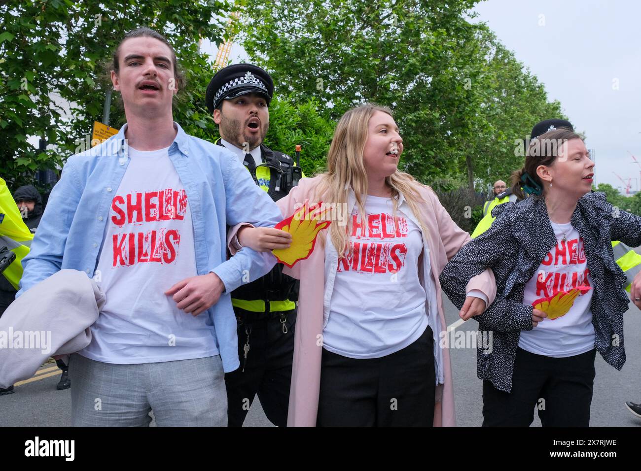 Londres, Royaume-Uni, 21 mai 2024. Les militants pour le climat de Fossil Free London, extinction Rebellion et d’autres ont organisé une manifestation devant l’Assemblée générale annuelle de Shell à North Greenwich, contre les projets pétroliers et gaziers destructeurs causant des dommages environnementaux et la dégradation du climat. Un certain nombre d'activistes sont entrés dans l'AGA, ont provoqué des perturbations, et ont ensuite été enlevés par le personnel de sécurité. Crédit : onzième heure photographie/Alamy Live News Banque D'Images