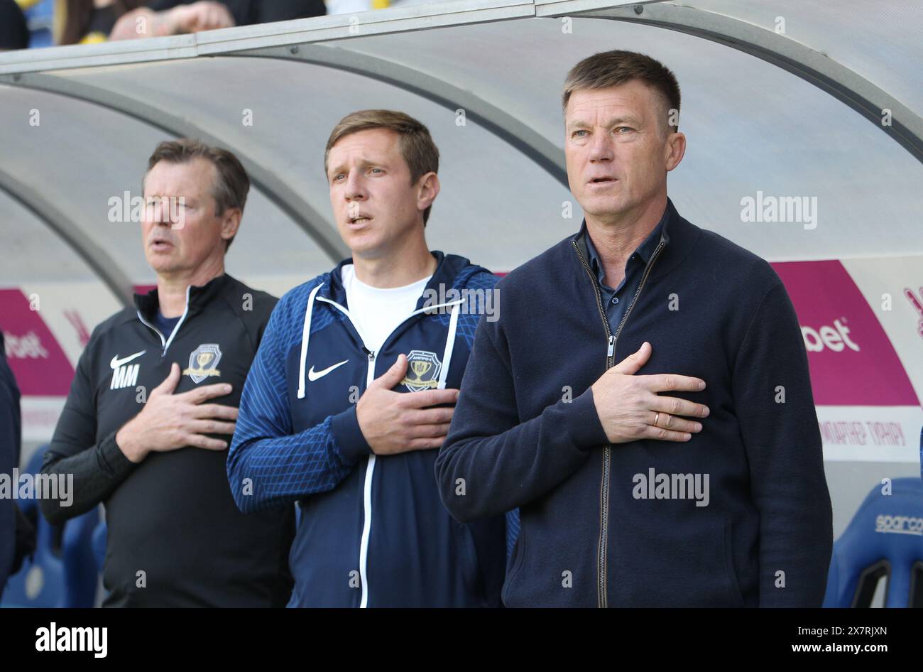 Non exclusif : DNIPRO, UKRAINE - 19 MAI 2024 - le directeur du SC Dnipro-1 Yurii Maksymov (R) interprète l'hymne national avant le début du 2023/20 Banque D'Images