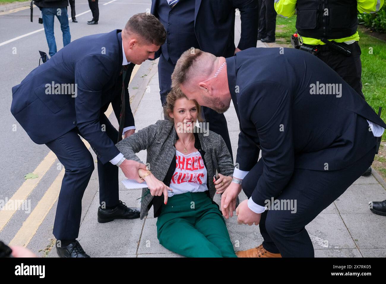 Londres, Royaume-Uni, 21 mai 2024. Les militants pour le climat de Fossil Free London, extinction Rebellion et d’autres ont organisé une manifestation devant l’Assemblée générale annuelle de Shell à North Greenwich, contre les projets pétroliers et gaziers destructeurs causant des dommages environnementaux et la dégradation du climat. Un certain nombre d'activistes sont entrés dans l'AGA, ont provoqué des perturbations, et ont ensuite été enlevés par le personnel de sécurité. Crédit : onzième heure photographie/Alamy Live News Banque D'Images