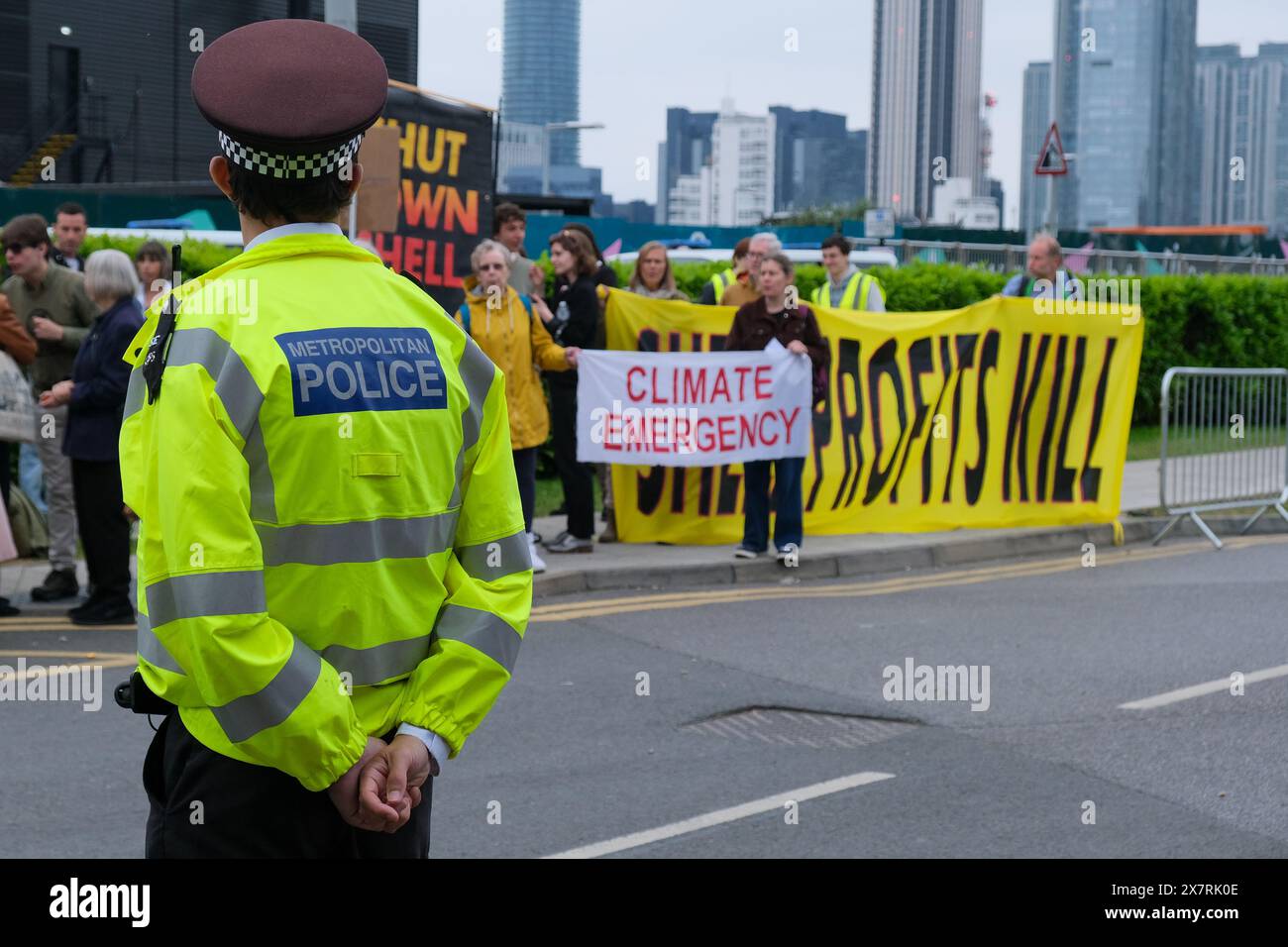 Londres, Royaume-Uni, 21 mai 2024. Les militants pour le climat de Fossil Free London, extinction Rebellion et d’autres ont organisé une manifestation devant l’Assemblée générale annuelle de Shell à North Greenwich, contre les projets pétroliers et gaziers destructeurs causant des dommages environnementaux et la dégradation du climat. Un certain nombre d'activistes sont entrés dans l'AGA, ont provoqué des perturbations, et ont ensuite été enlevés par le personnel de sécurité. Crédit : onzième heure photographie/Alamy Live News Banque D'Images