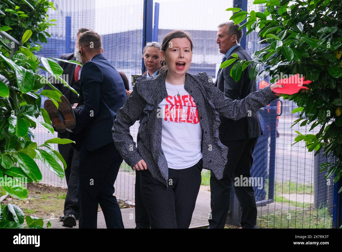 Londres, Royaume-Uni, 21 mai 2024. Les militants pour le climat de Fossil Free London, extinction Rebellion et d’autres ont organisé une manifestation devant l’Assemblée générale annuelle de Shell à North Greenwich, contre les projets pétroliers et gaziers destructeurs causant des dommages environnementaux et la dégradation du climat. Un certain nombre d'activistes sont entrés dans l'AGA, ont provoqué des perturbations, et ont ensuite été enlevés par le personnel de sécurité. Crédit : onzième heure photographie/Alamy Live News Banque D'Images