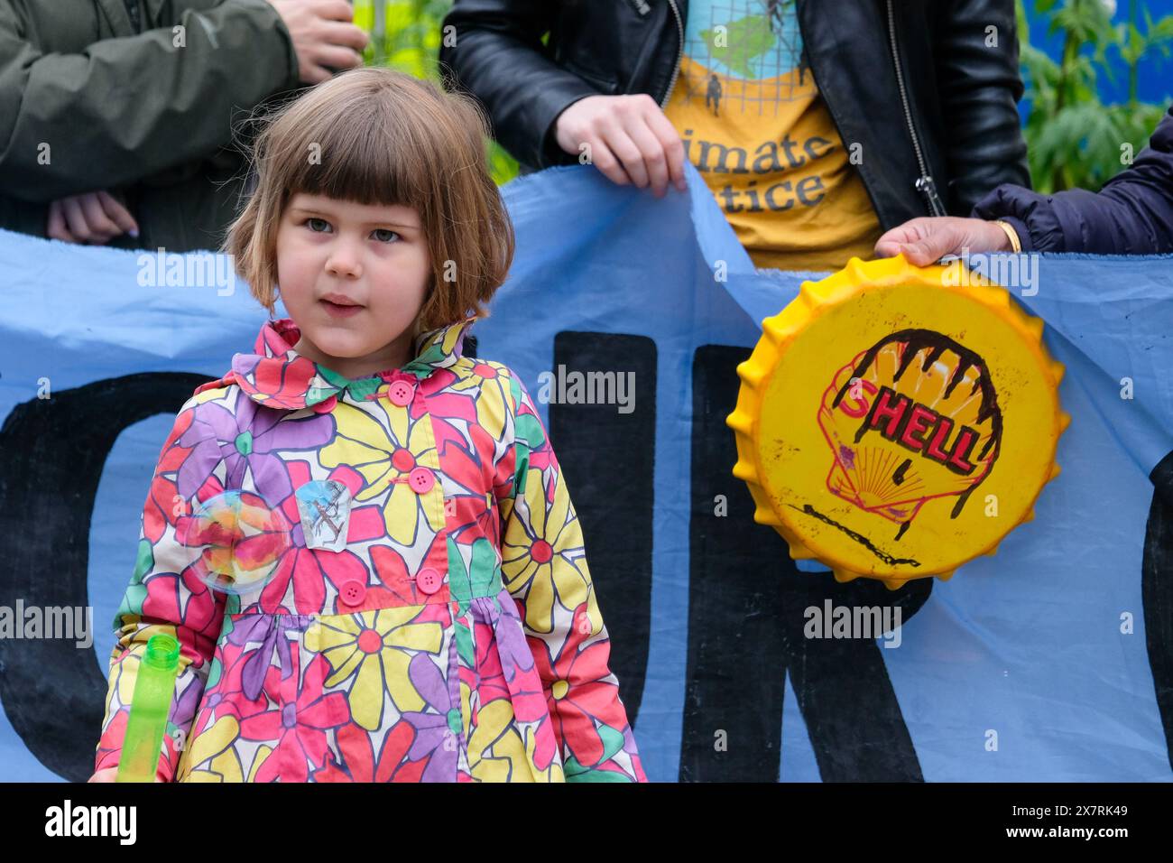 Londres, Royaume-Uni, 21 mai 2024. Les militants pour le climat de Fossil Free London, extinction Rebellion et d’autres ont organisé une manifestation devant l’Assemblée générale annuelle de Shell à North Greenwich, contre les projets pétroliers et gaziers destructeurs causant des dommages environnementaux et la dégradation du climat. Un certain nombre d'activistes sont entrés dans l'AGA, ont provoqué des perturbations, et ont ensuite été enlevés par le personnel de sécurité. Crédit : onzième heure photographie/Alamy Live News Banque D'Images