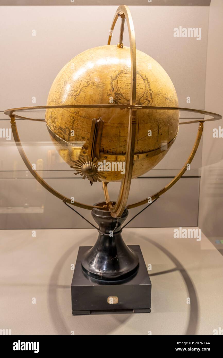 Paris, France - 05 11 2024 : Musée des Arts et métiers. Vue d'un globe terrestre mécanique par Guillaume de l'Isle Banque D'Images