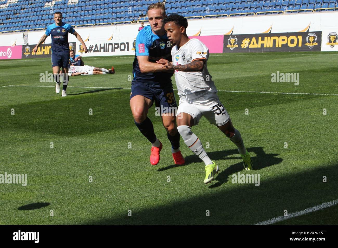 Non exclusif : DNIPRO, UKRAINE - 19 MAI 2024 - le milieu de terrain Newertton (R) du FC Shakhtar Donetsk et le défenseur Oleksandr Svatok du SC Dnipro-1 sont vus Banque D'Images