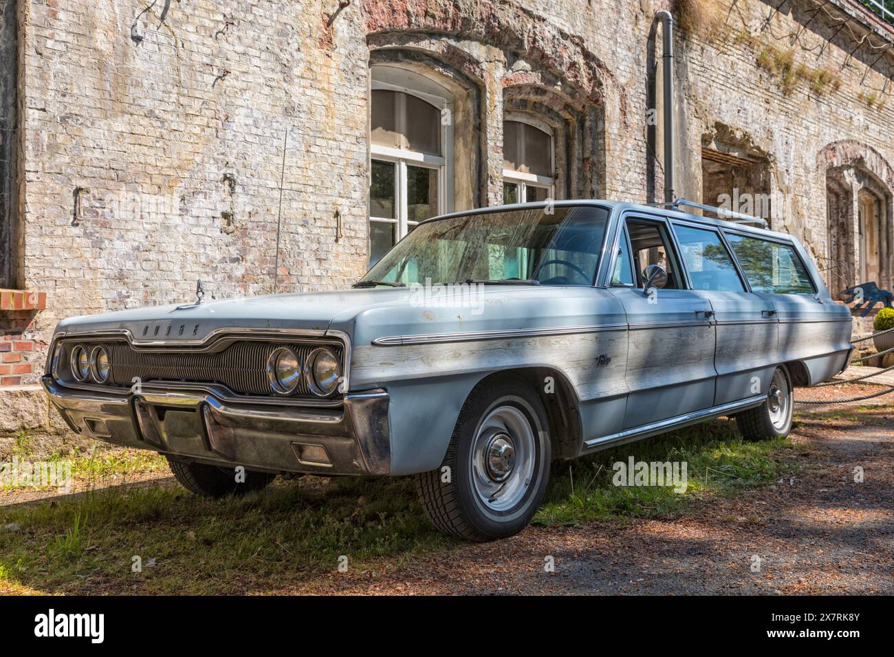 Stade, Allemagne – 11 mai 2024 : un break Dodge Polara bleu clair avec décor en bois exposé lors de la réunion et de l'exposition Mopar Spring Fling Banque D'Images