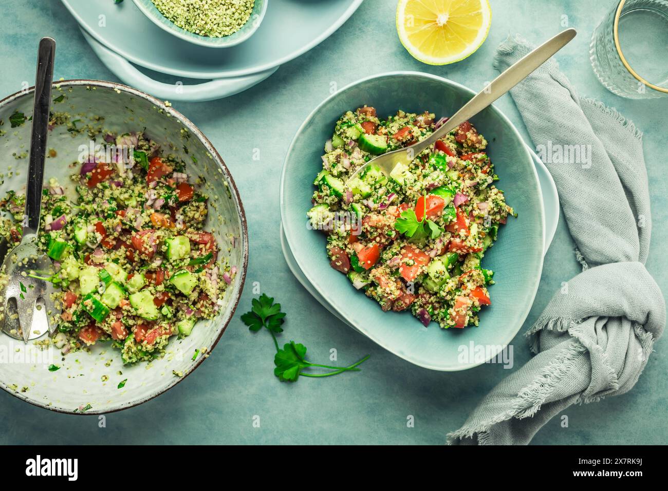 Salade de taboulé. Salade Tabouli maison fraîche avec persil frais, oignons, tomates et graines de chanvre. Banque D'Images