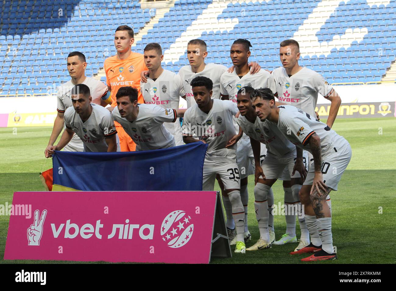 DNIPRO, UKRAINE - 19 MAI 2024 - les joueurs du FC Shakhtar Donetsk posent pour une photo avant le match de la première Ligue ukrainienne 2023/2024 Round 29 contre le SC Dnipro-1 à la Dnipro Arena, Dnipro, dans le centre de l'Ukraine. Banque D'Images
