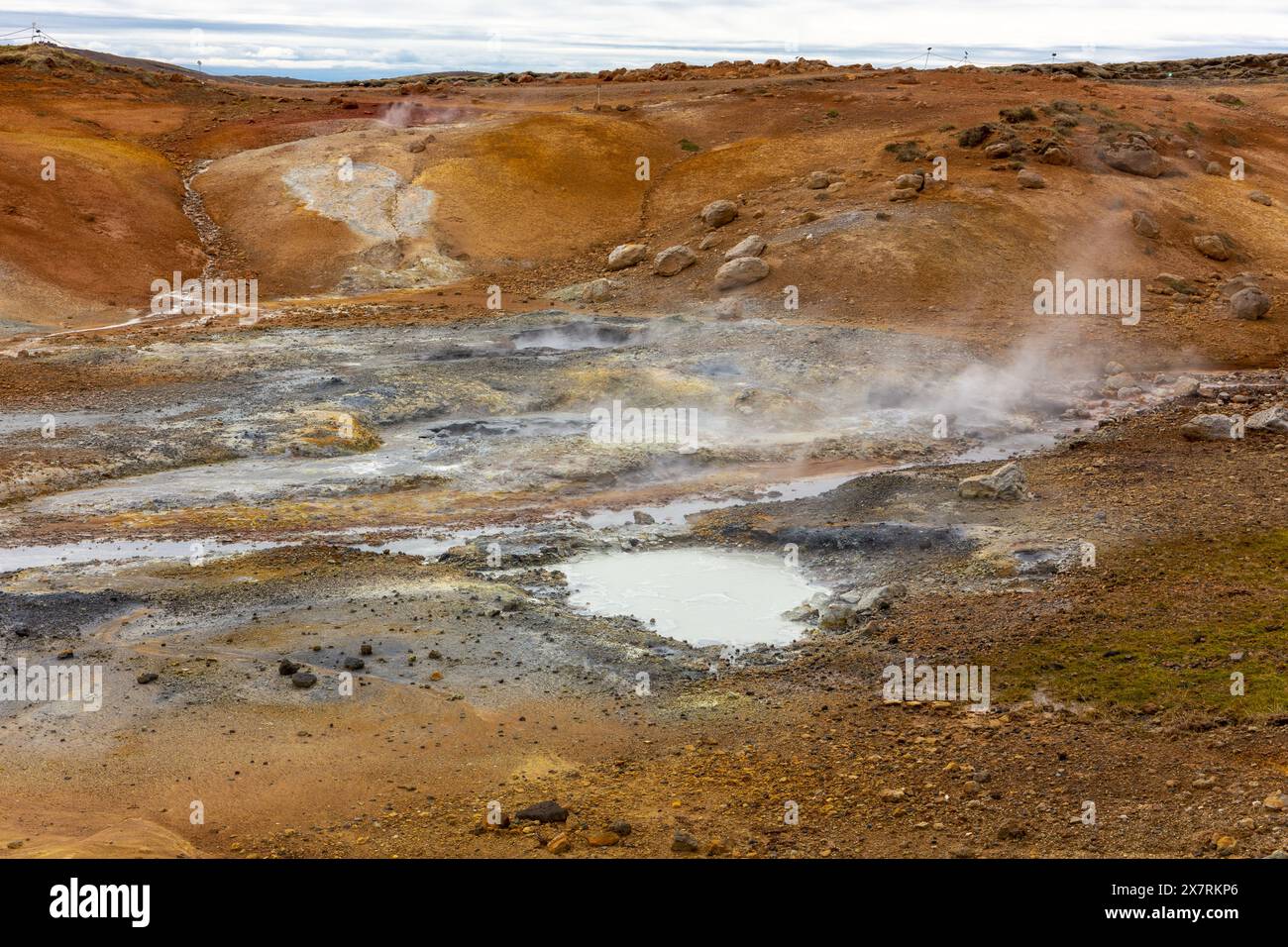 Zone géothermique de Seltun à Krysuvik, paysage avec des sources chaudes fumantes et des couleurs orange de sol soufré, Islande. Banque D'Images